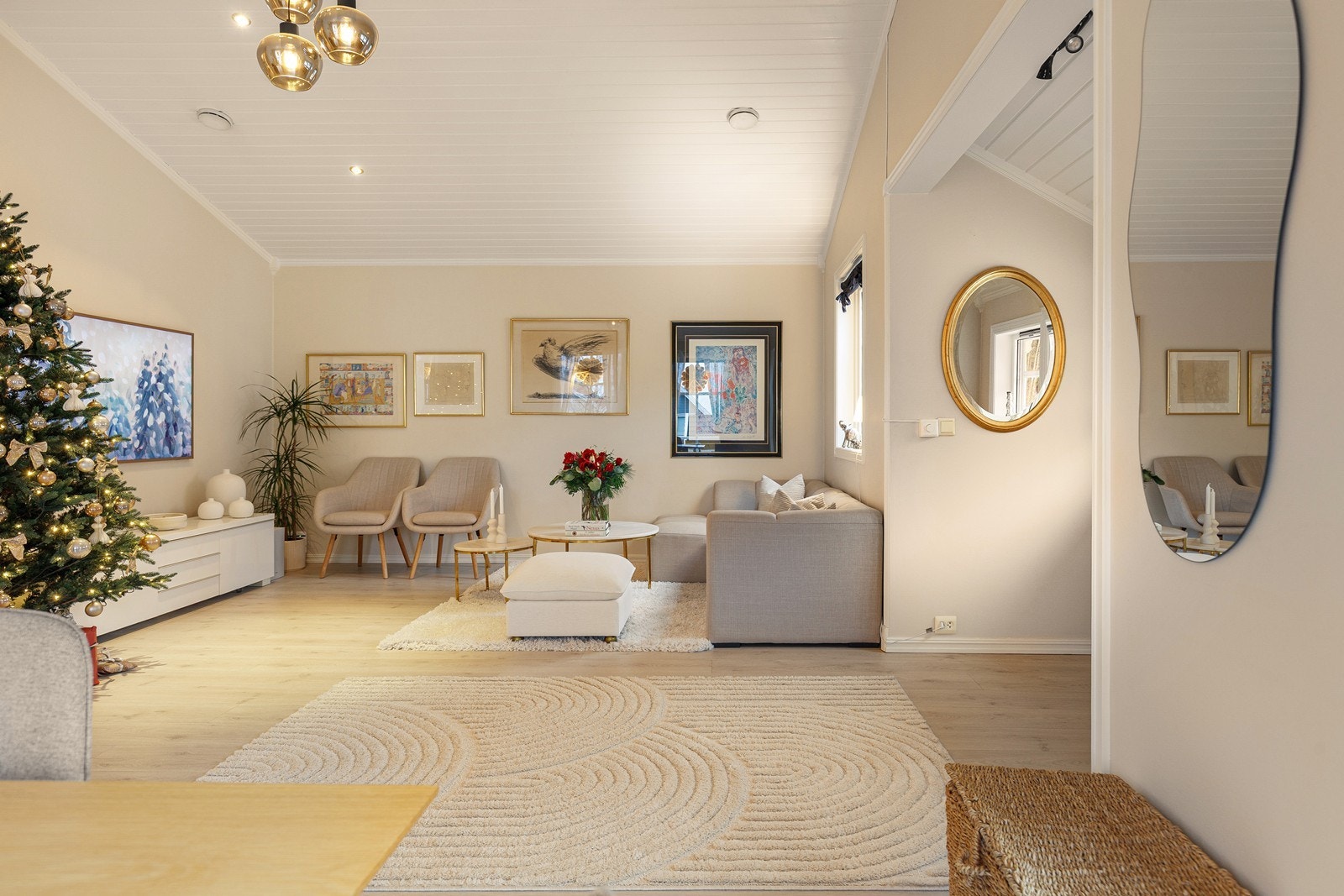 Stuen har god plass til en romslig sofagruppe. Galleribilde