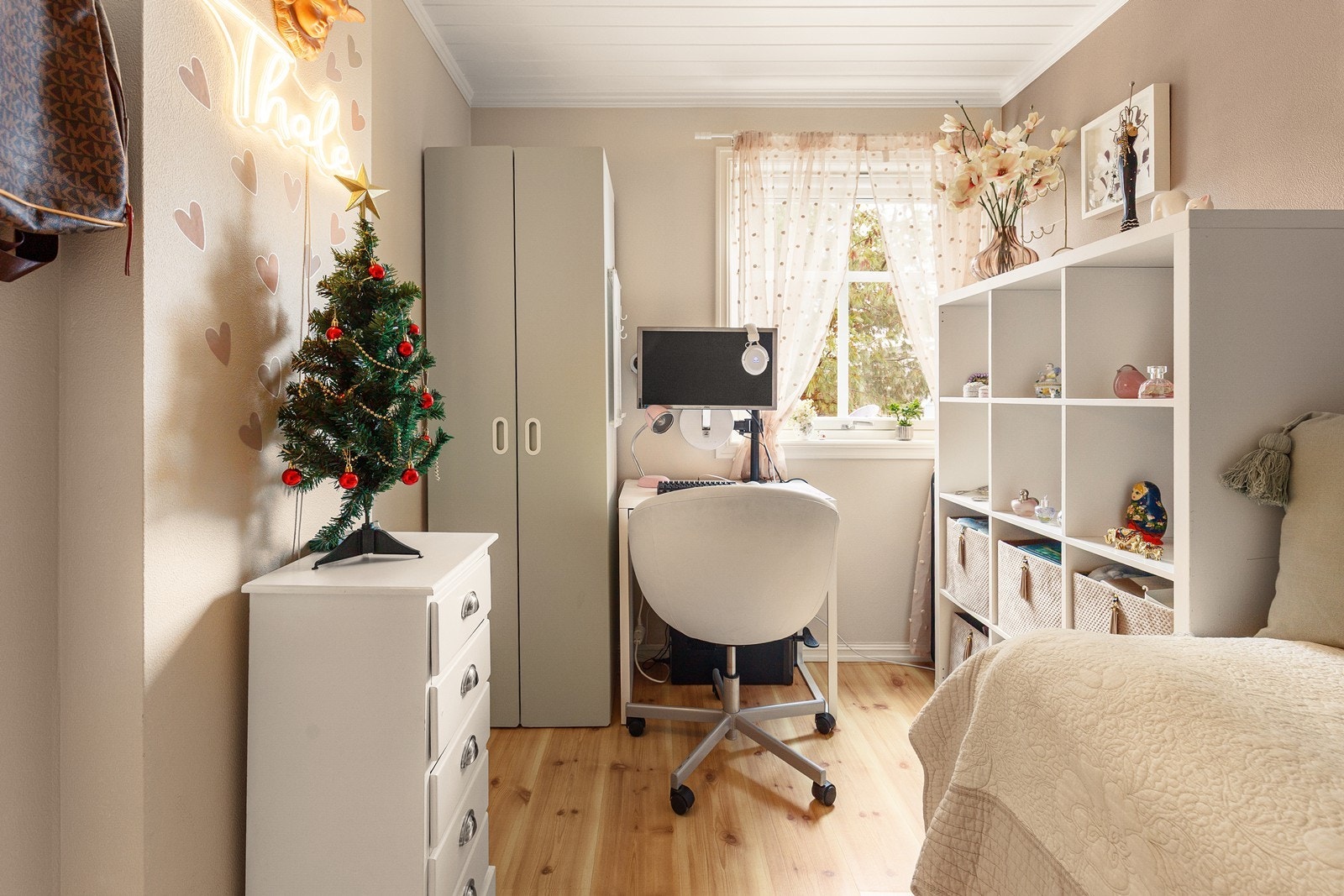 Rommet er utstyrt med garderobeskap og har plass til skrivepult. Galleribilde