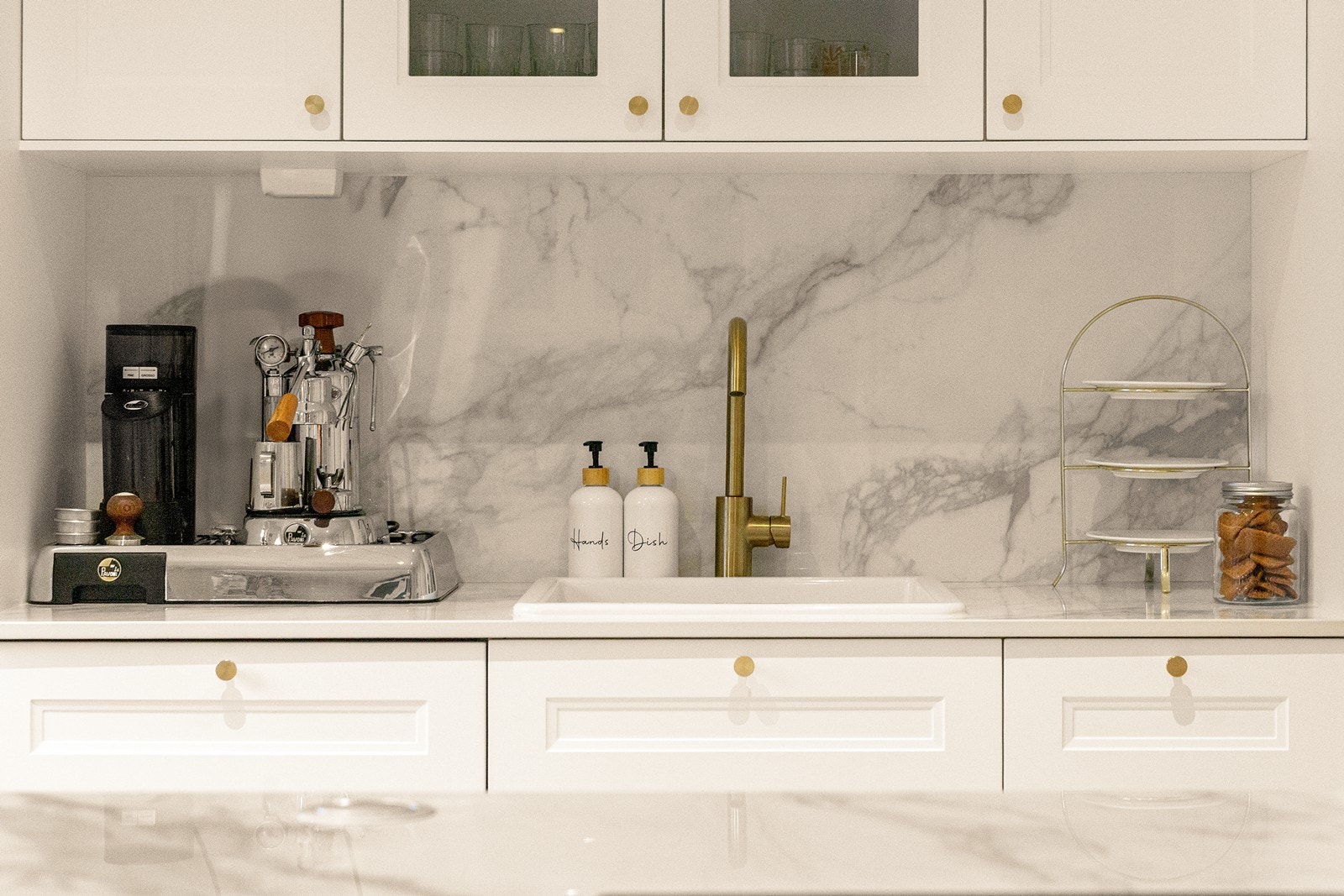 Gjennomførte detaljer med messingarmatur og profilerte fronter. Galleribilde