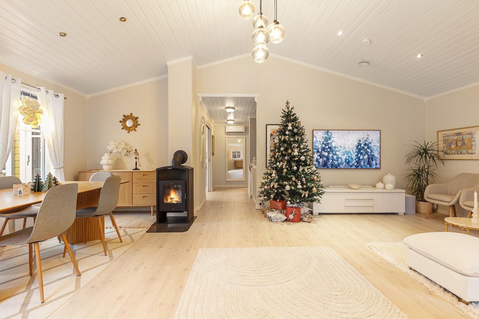 Den åpne planløsningen gir en fin flyt mellom de ulike sonene. Galleribilde