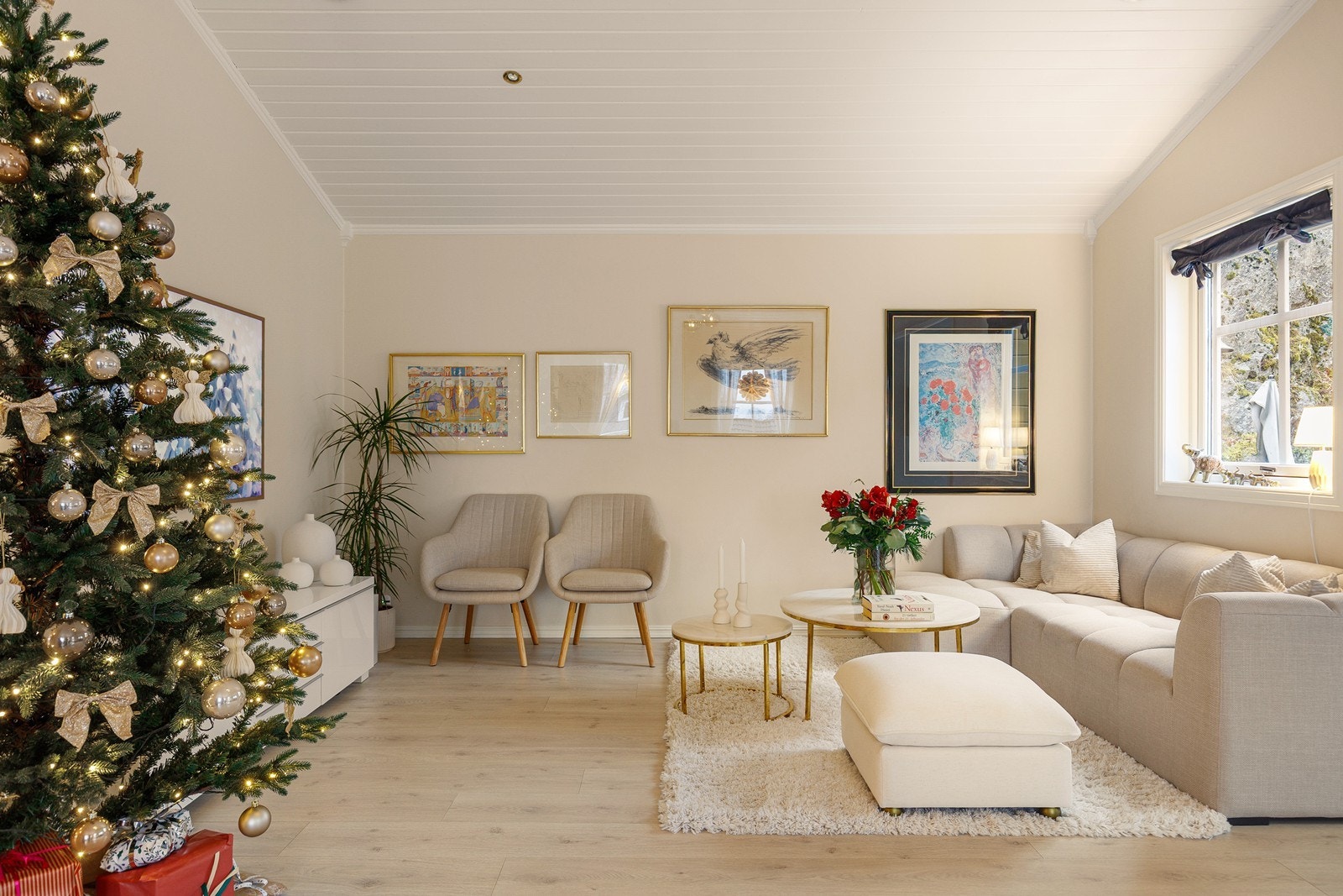 De store vindusflatene sørger for rikelig med naturlig lys. Galleribilde