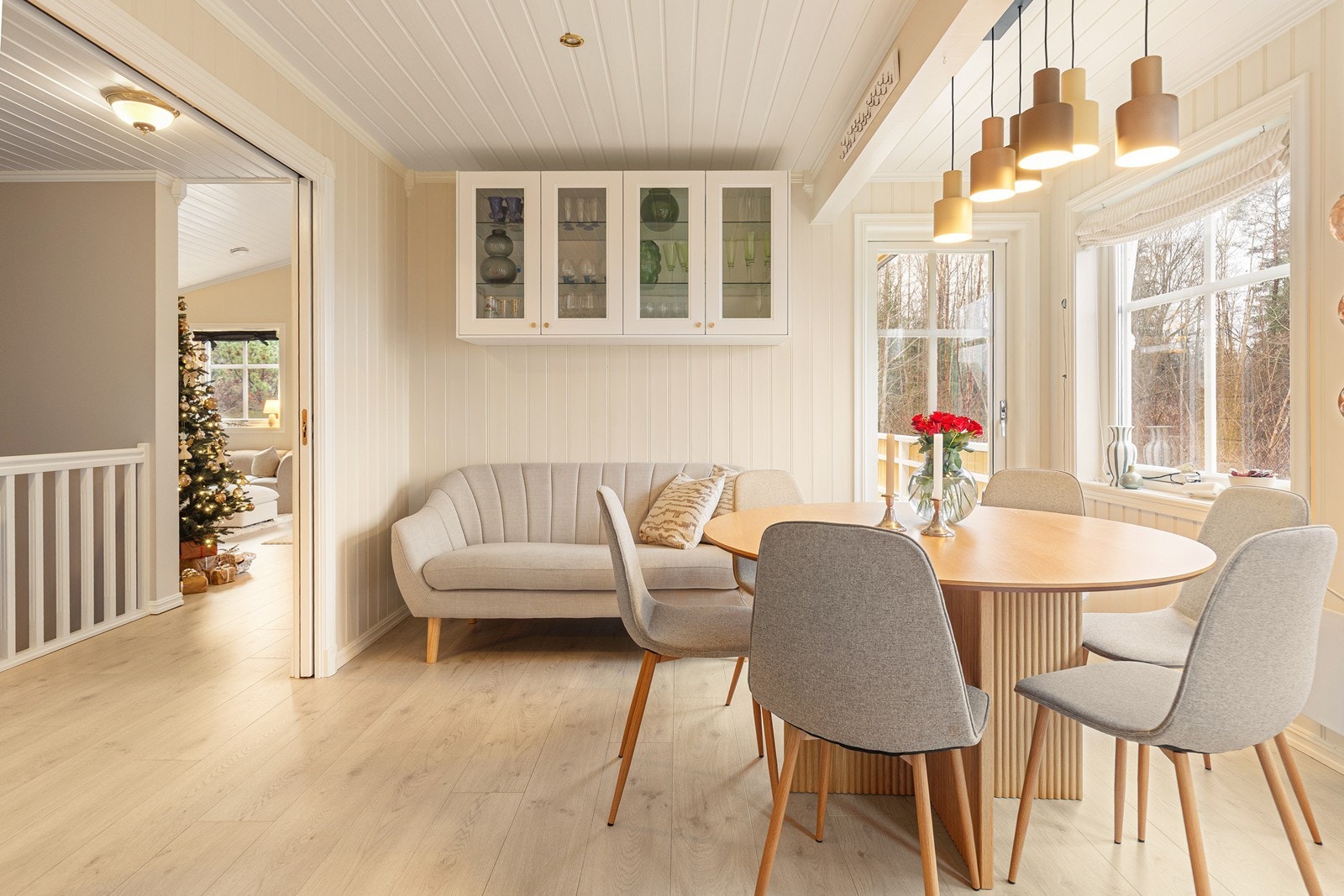 Den åpne løsningen mot kjøkkenet skaper en sosial og luftig atmosfære. Galleribilde