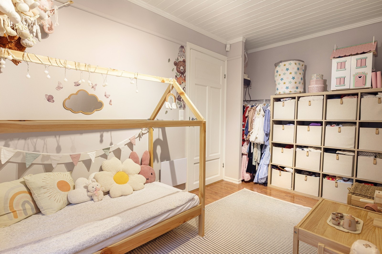 Rommet har god plass til både seng og oppbevaringsmøbler. Galleribilde