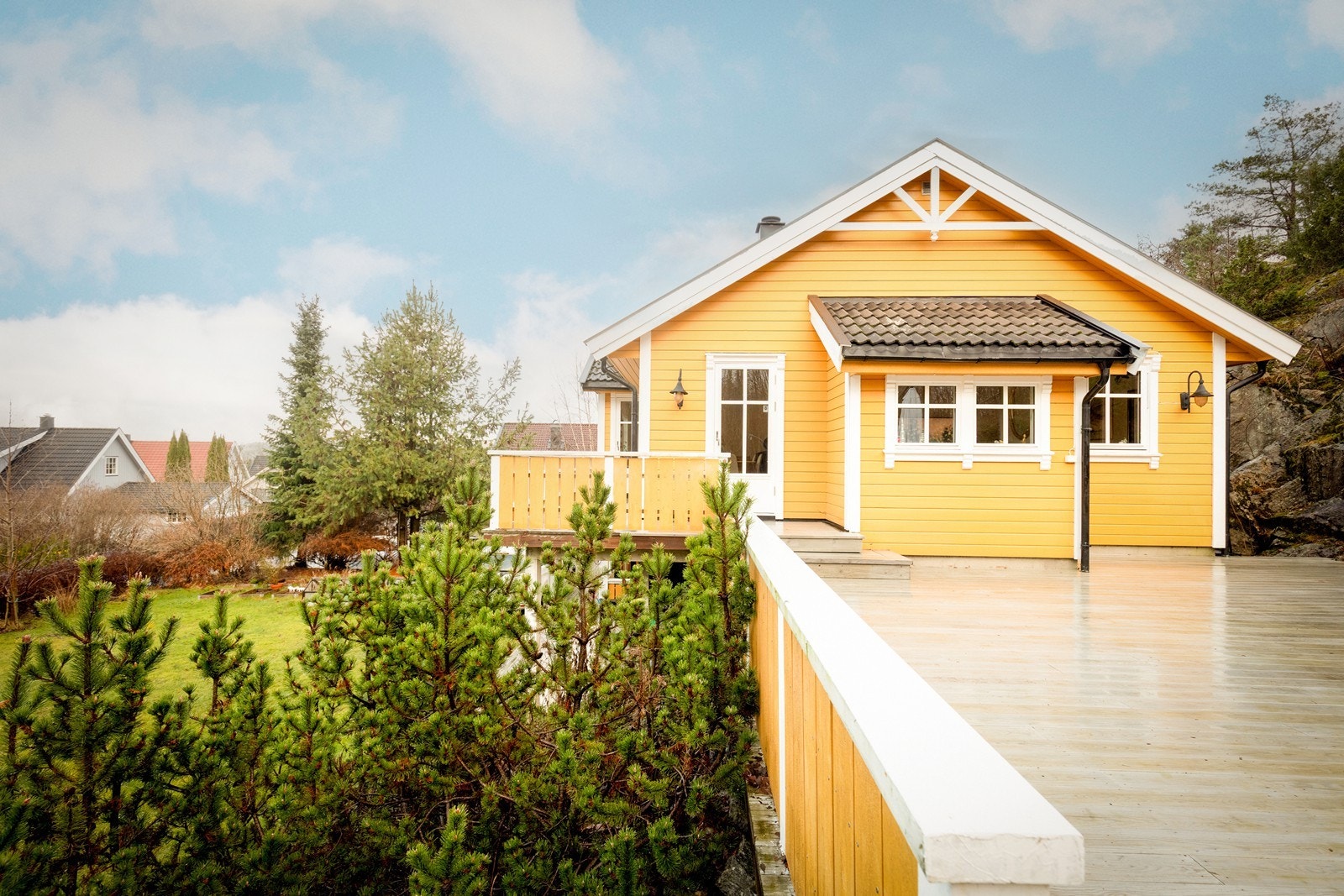 Boligen ligger innerst i en blindvei, i et etablert og barnevennlig nabolag. Galleribilde