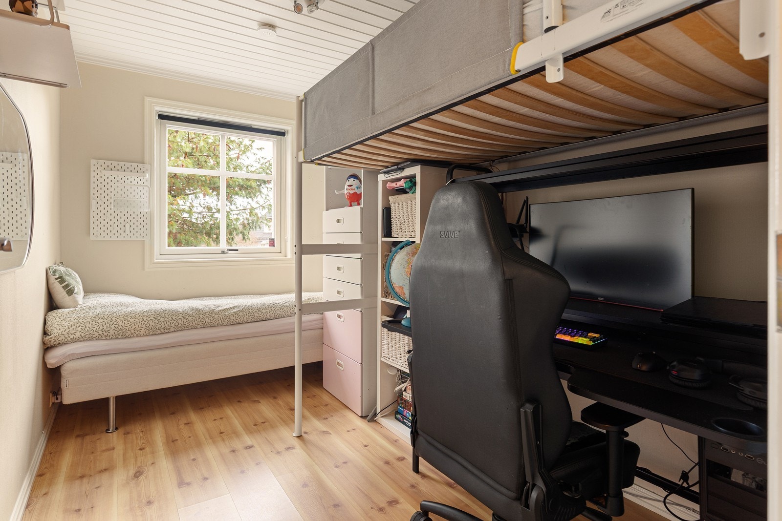 Det tredje soverommet i sokkel/kjeller er også av god størrelse. Galleribilde