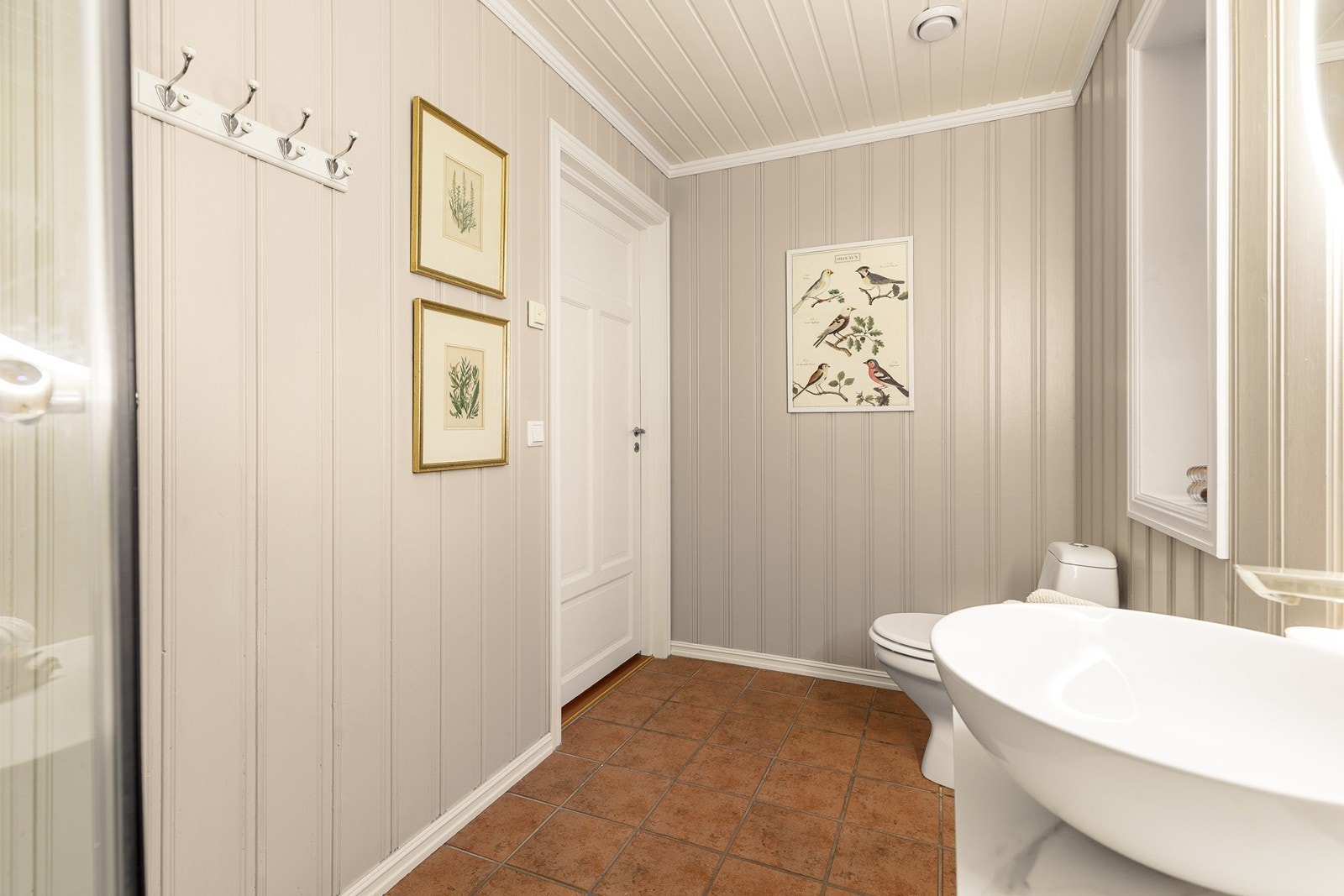 Badet i første etasje er fra byggeåret, med flislagt gulv og gulvvarme. Galleribilde