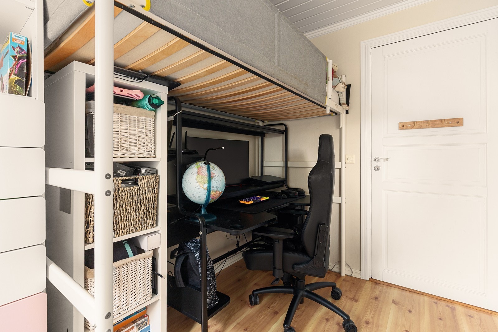 Smarte løsninger gir plass til både seng og arbeidsplass. Galleribilde