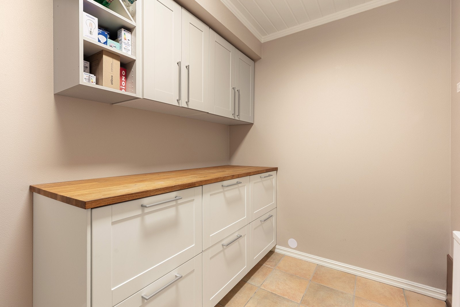 Boden er utstyrt med skap og en heltre benkeplate, ideell for hobbyaktiviteter. Galleribilde