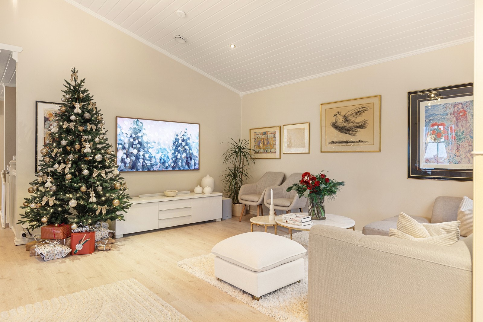 Gjennomgående laminatgulv og lyse overflater binder rommene sammen. Galleribilde