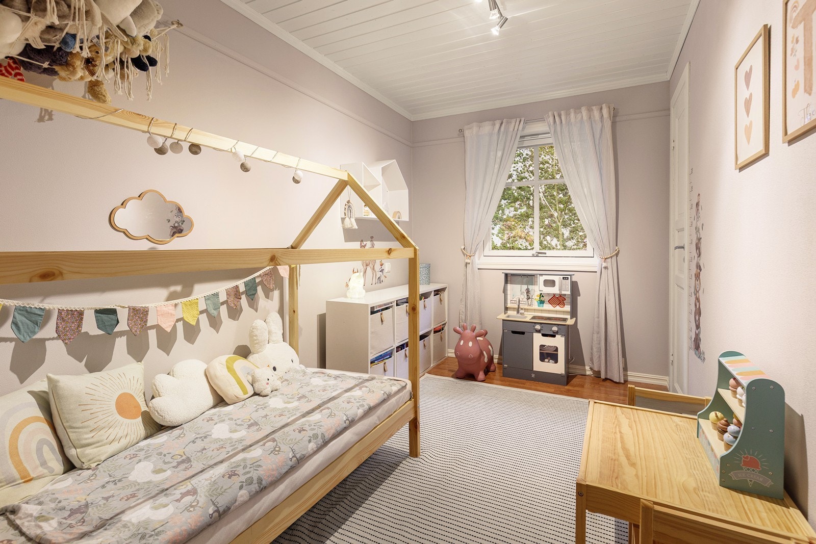 I første etasje finner du to av boligens totalt fem soverom. Galleribilde