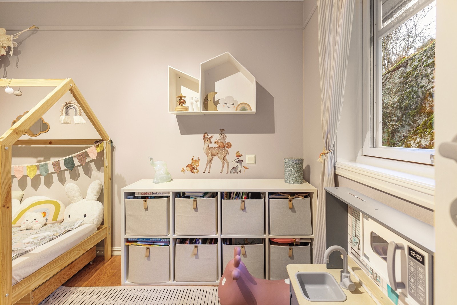 Et lyst og trivelig rom med vindu mot hagen. Galleribilde