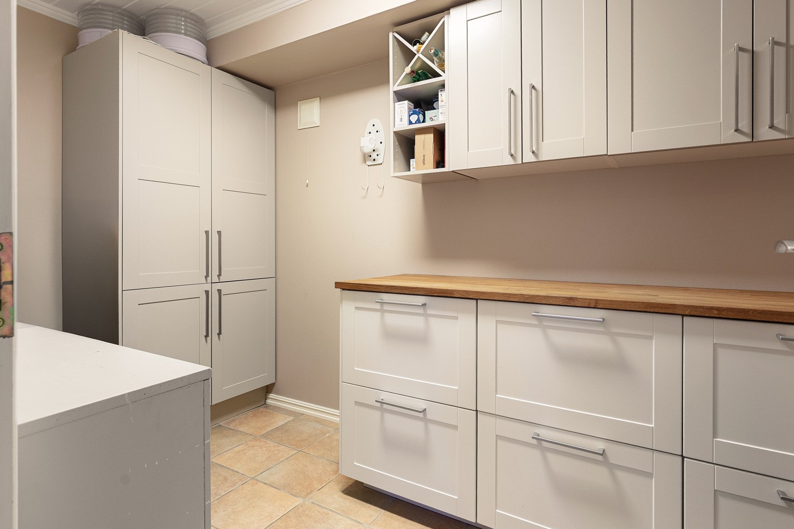 Boligen har rikelig med lagringsplass, blant annet i en innredet bod. Galleribilde