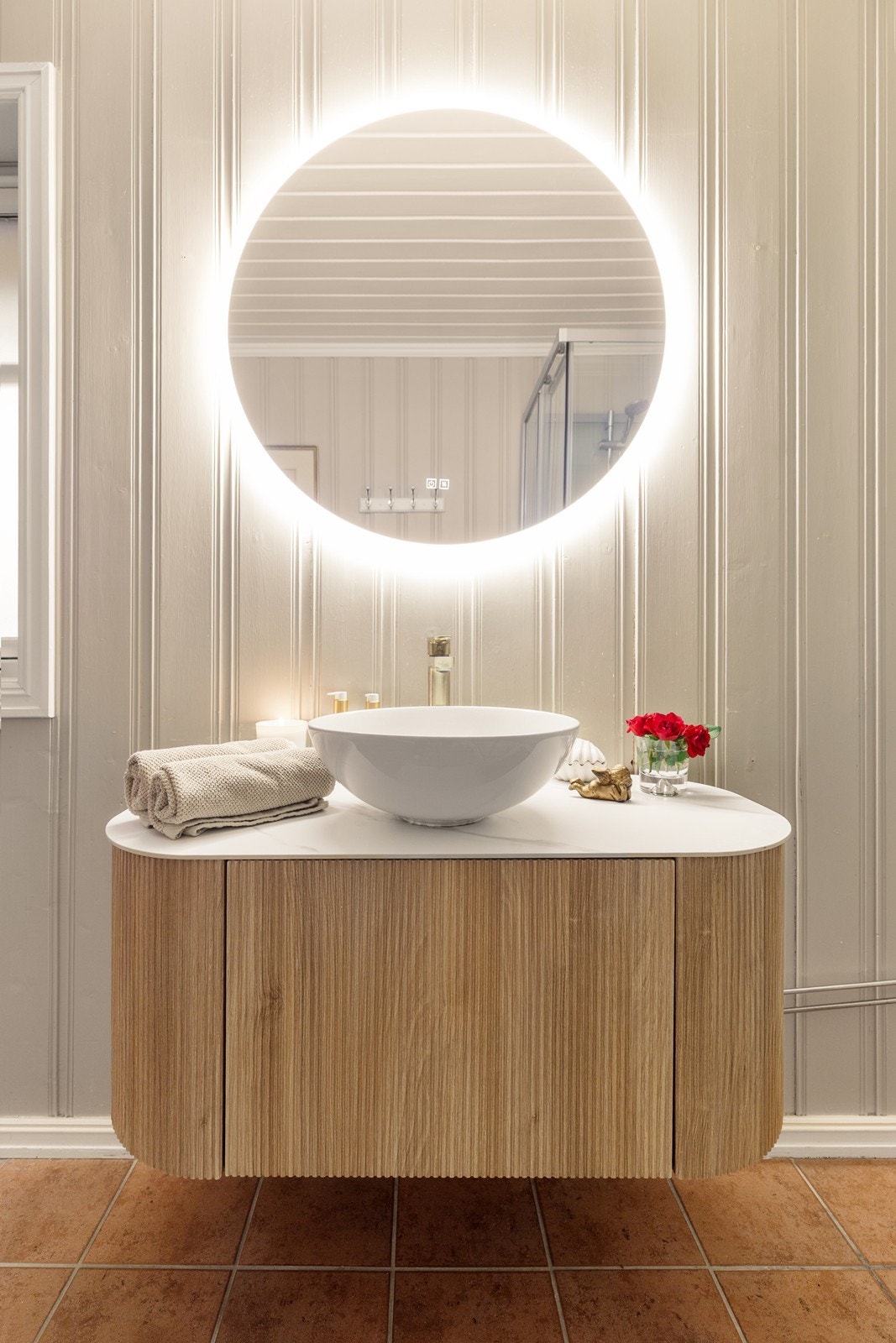 Servantinnredning med speil med integrert belysning. Galleribilde