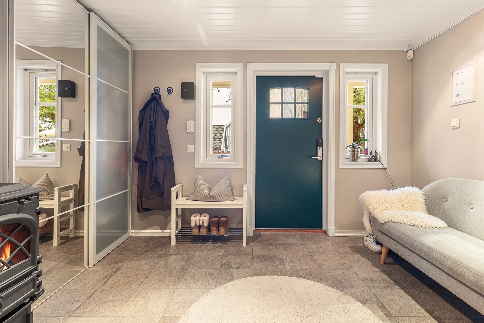 Her er det behagelig gulvvarme og en praktisk skyvedørsgarderobe for god oppbevaring. Galleribilde