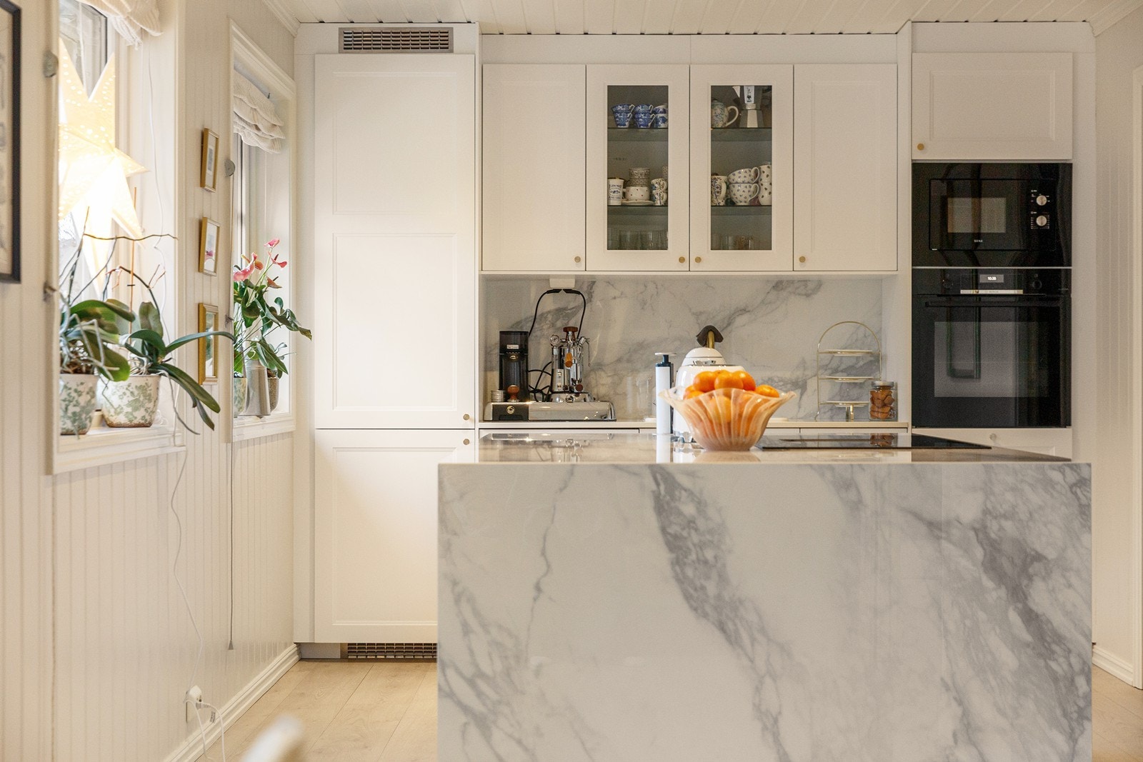 Downlights i taket gir god arbeidsbelysning. Galleribilde