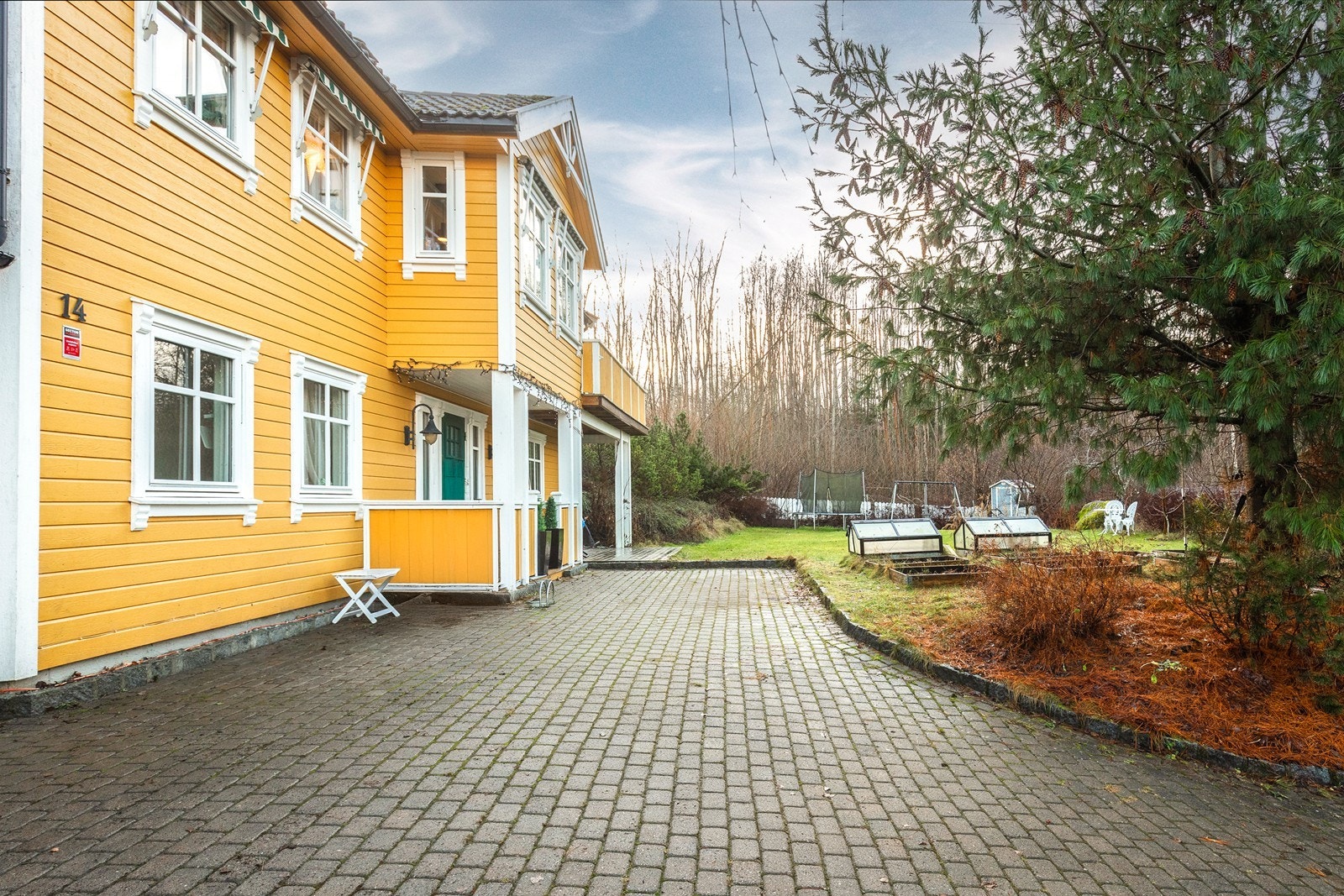Steinbelagt gårdsplass med god plass til parkering. Galleribilde