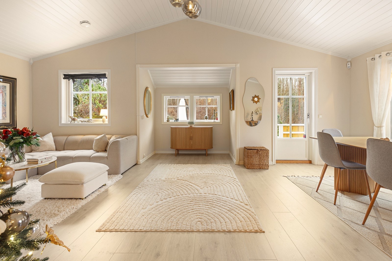 Her oppe møtes du av en lys og åpen stue med store vindusflater. Galleribilde