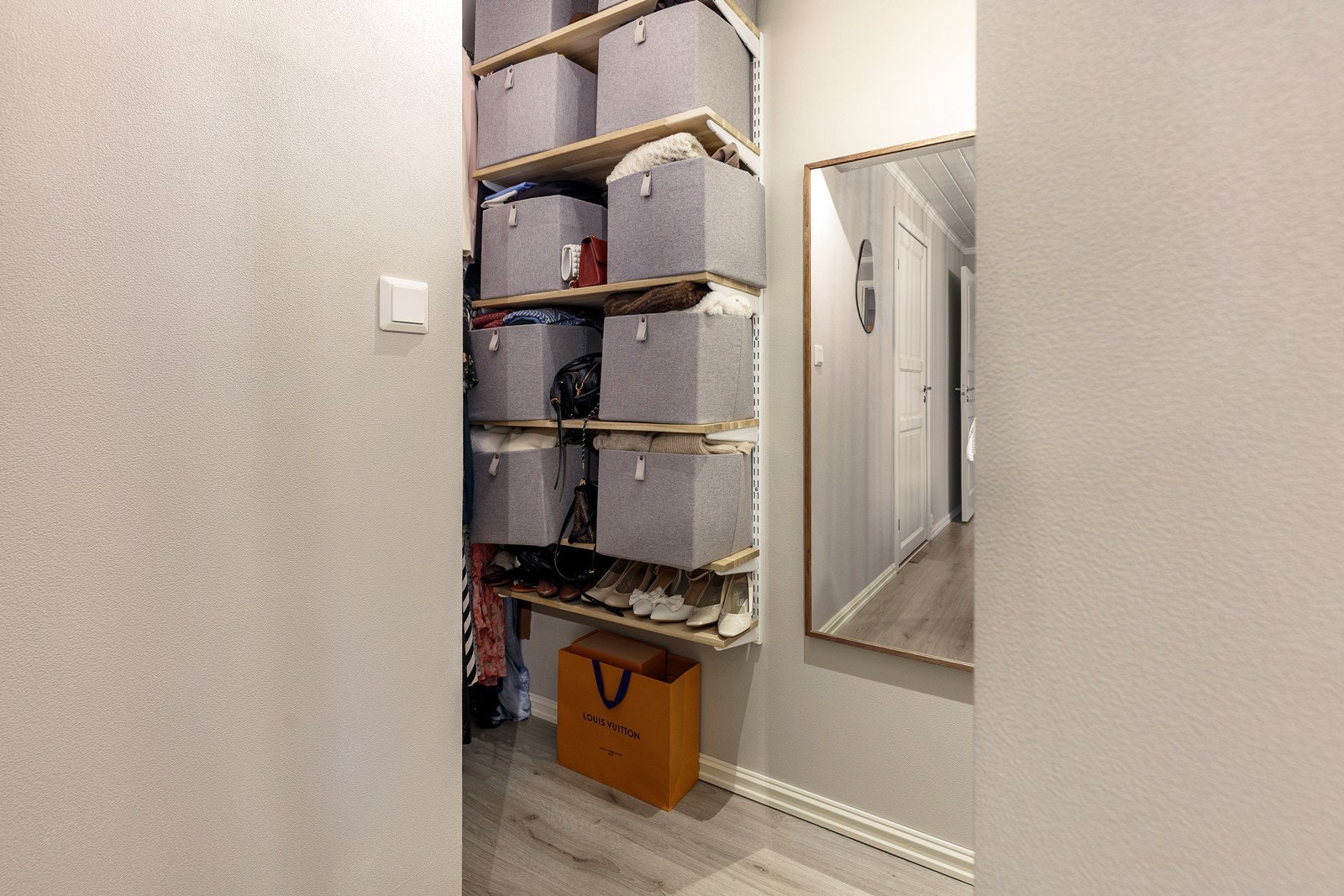 Ett av rommene har en moderne, åpen garderobeløsning som utnytter plassen godt. Galleribilde