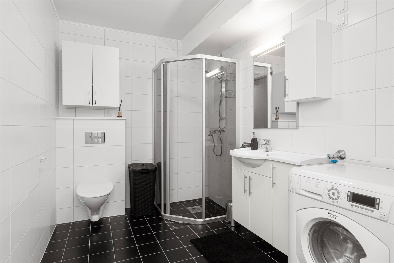 Helfliset bad/wc med varmekabler Galleribilde