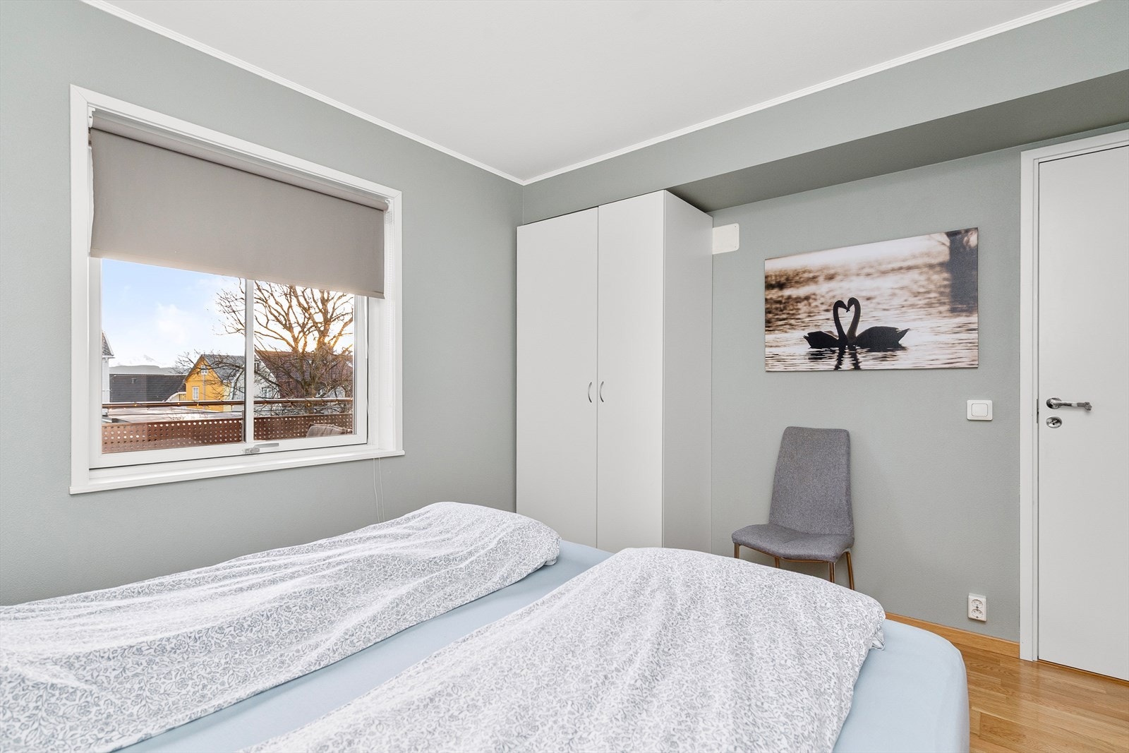 Soverom med plass til dobbeltseng Galleribilde