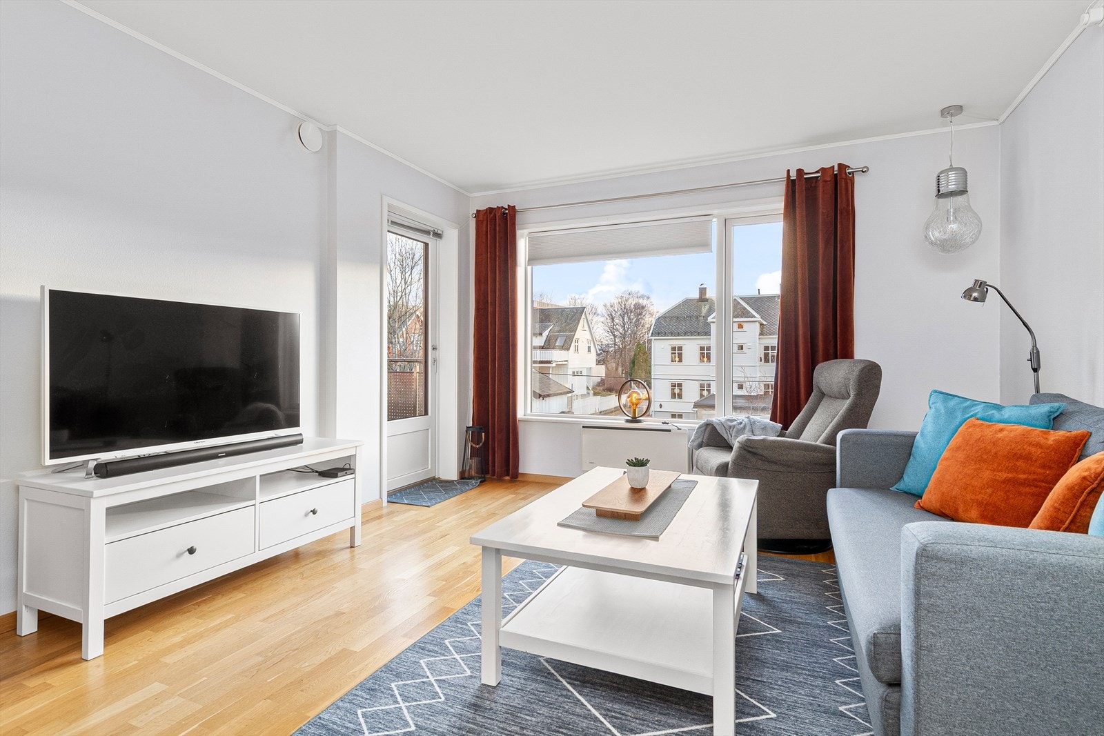 Lys og hyggelig stue med utgang til balkong Galleribilde