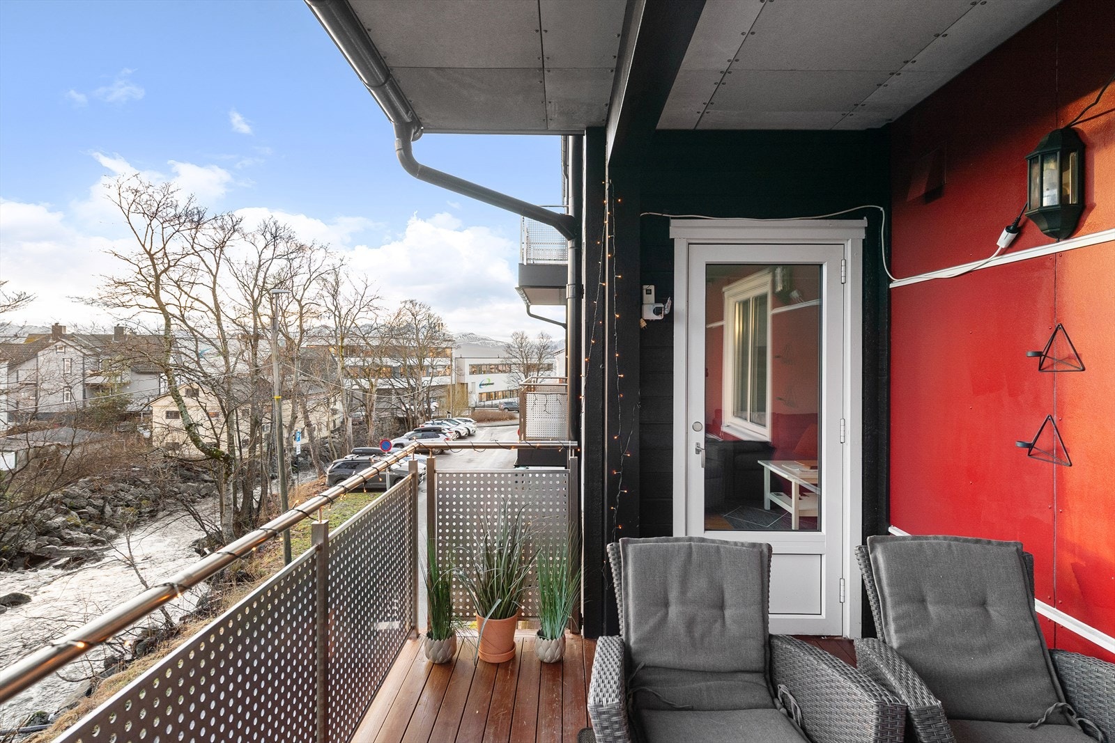 Velkommen til Elvegata 9 - praktisk 2-roms leilighet med garasjeplass og heisadkomst i Molde sentrum! Galleribilde