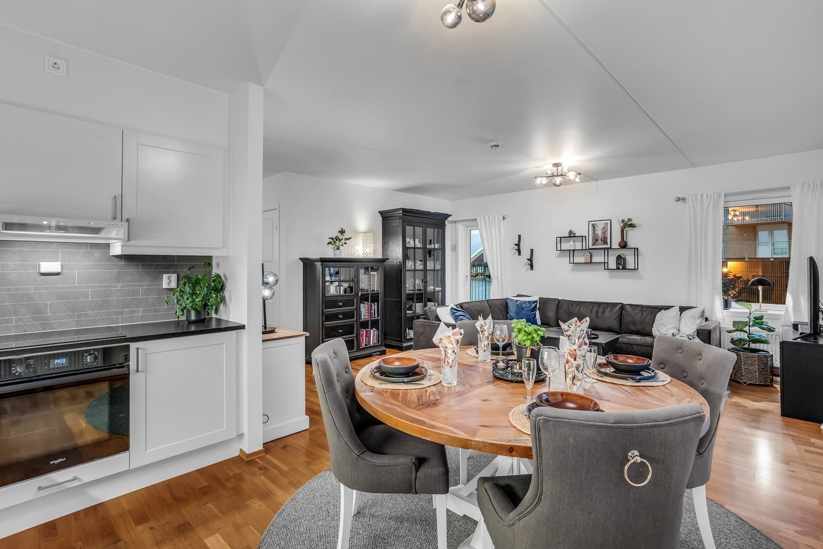 Kjøkkenet er utstyrt med integrert stekeovn og nedfelt platetopp. Galleribilde