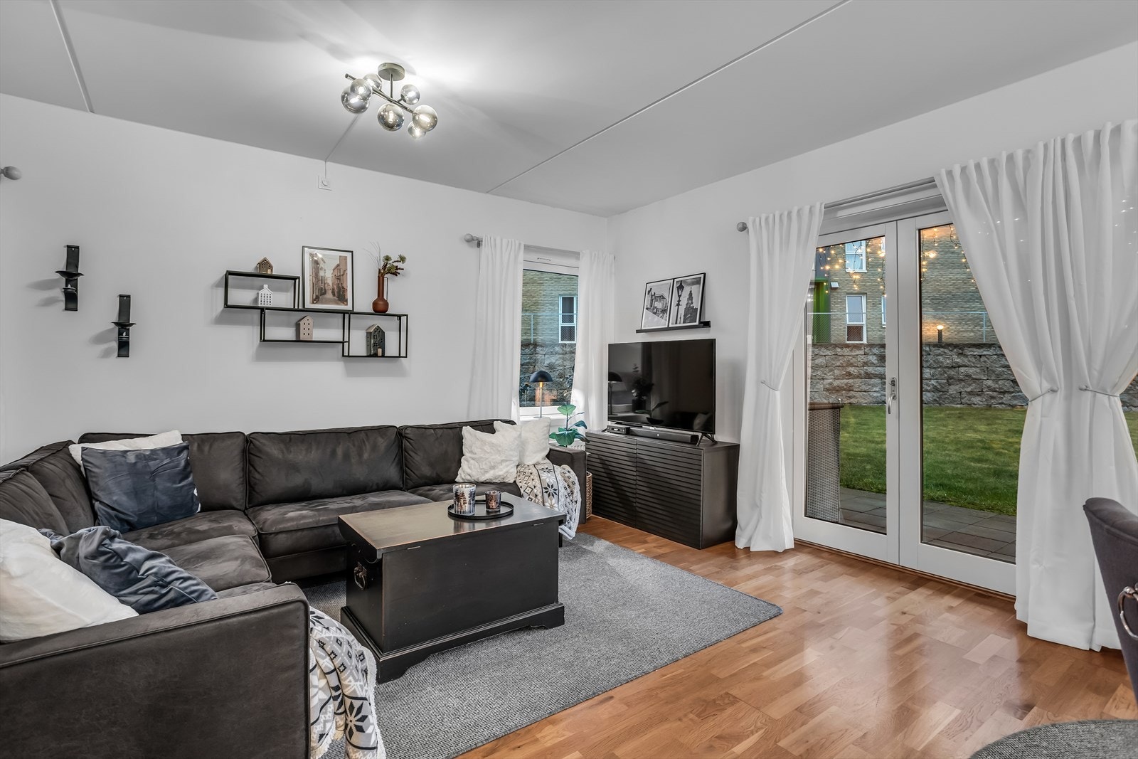 Store vindusflater og terrassedør slipper inn rikelig med dagslys. Galleribilde