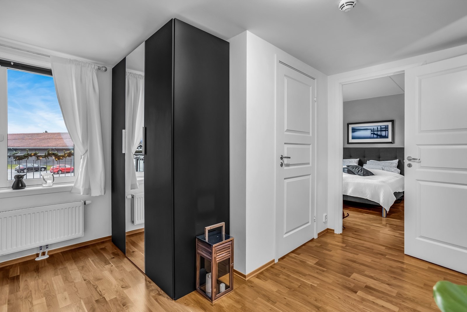 Praktisk garderobeløsning i gangen medfølger salget. Galleribilde