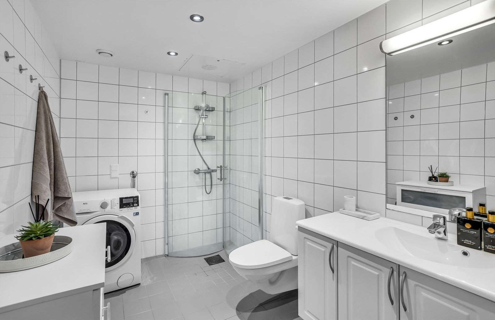 Badet er helfliset med varme i gulvet for økt komfort. Galleribilde