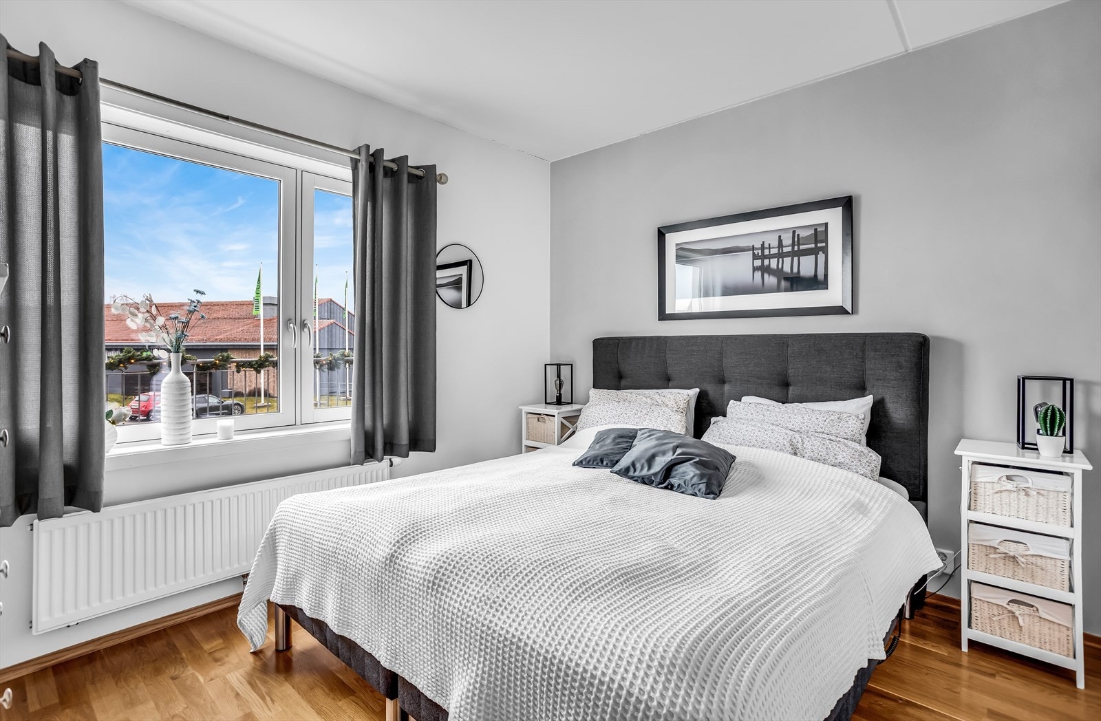 Det store vinduet gir godt med naturlig lys inn i rommet. Galleribilde