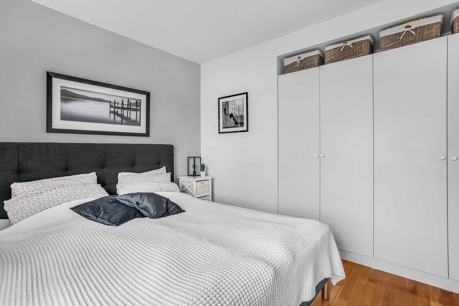 En hel vegg med garderobeskap gir utmerkede oppbevaringsmuligheter. Galleribilde