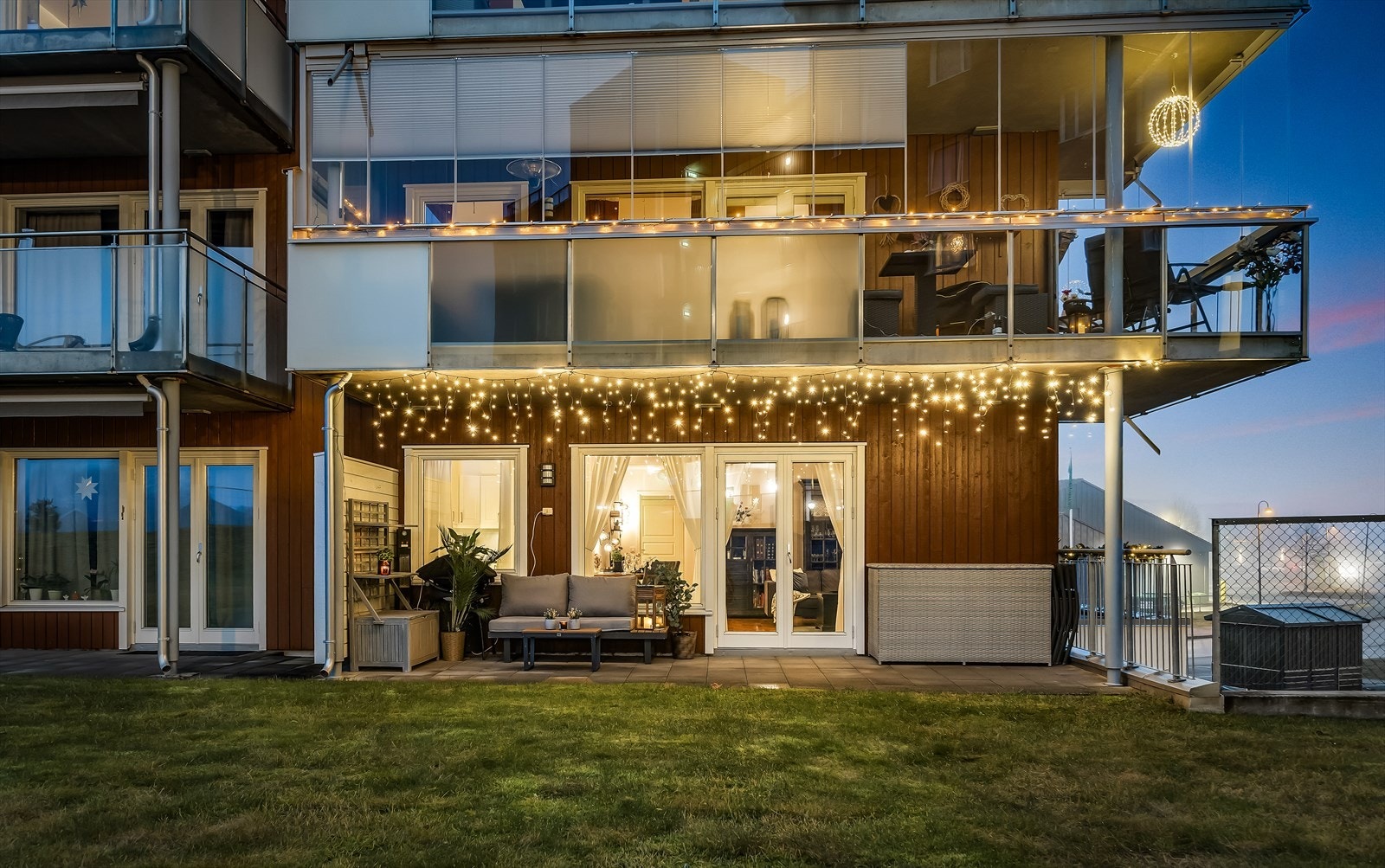 En fin uteplass som utvider leilighetens sosiale sone på varme dager. Galleribilde