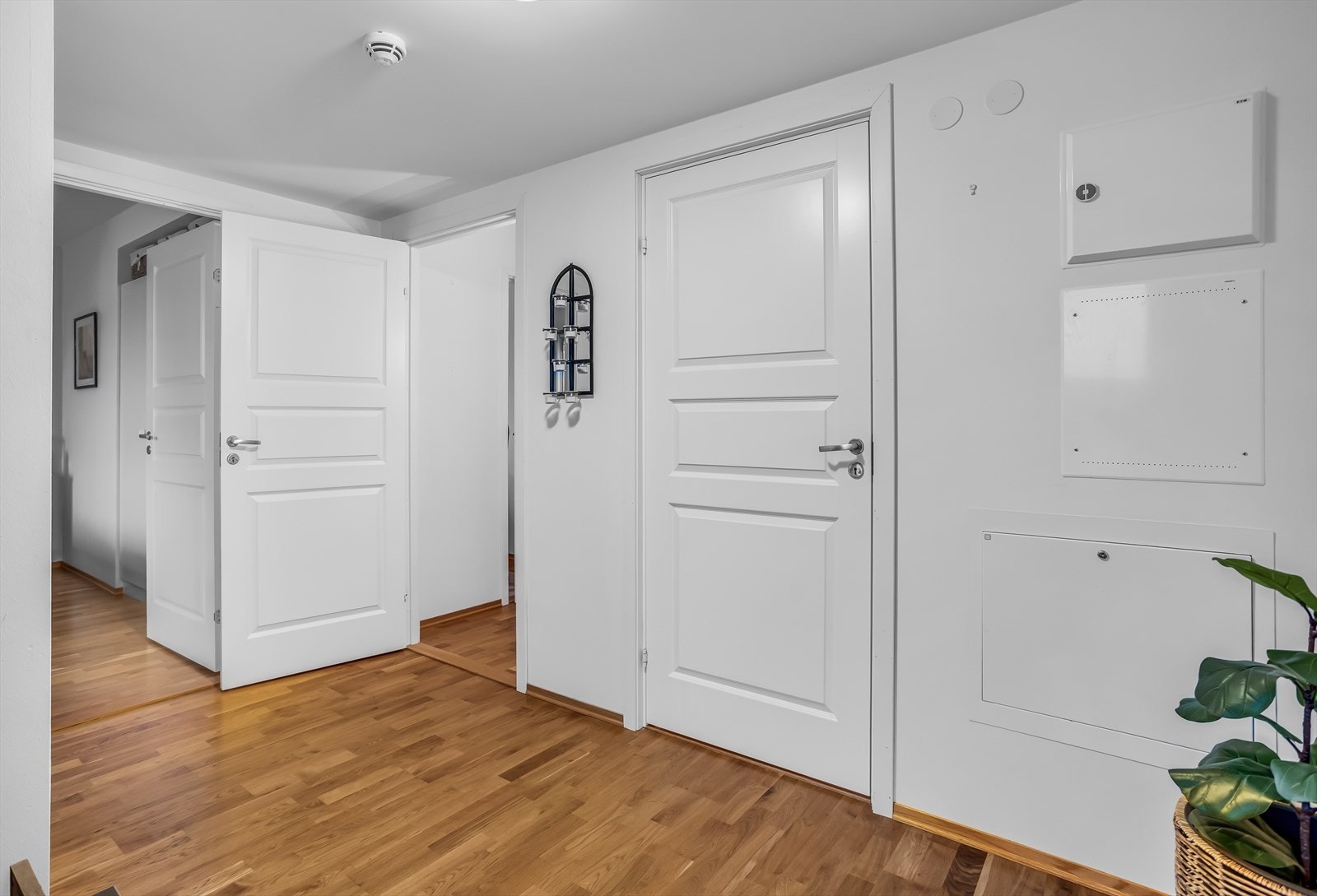 Inngangspartiet er lyst og gir adkomst til leilighetens øvrige rom. Galleribilde