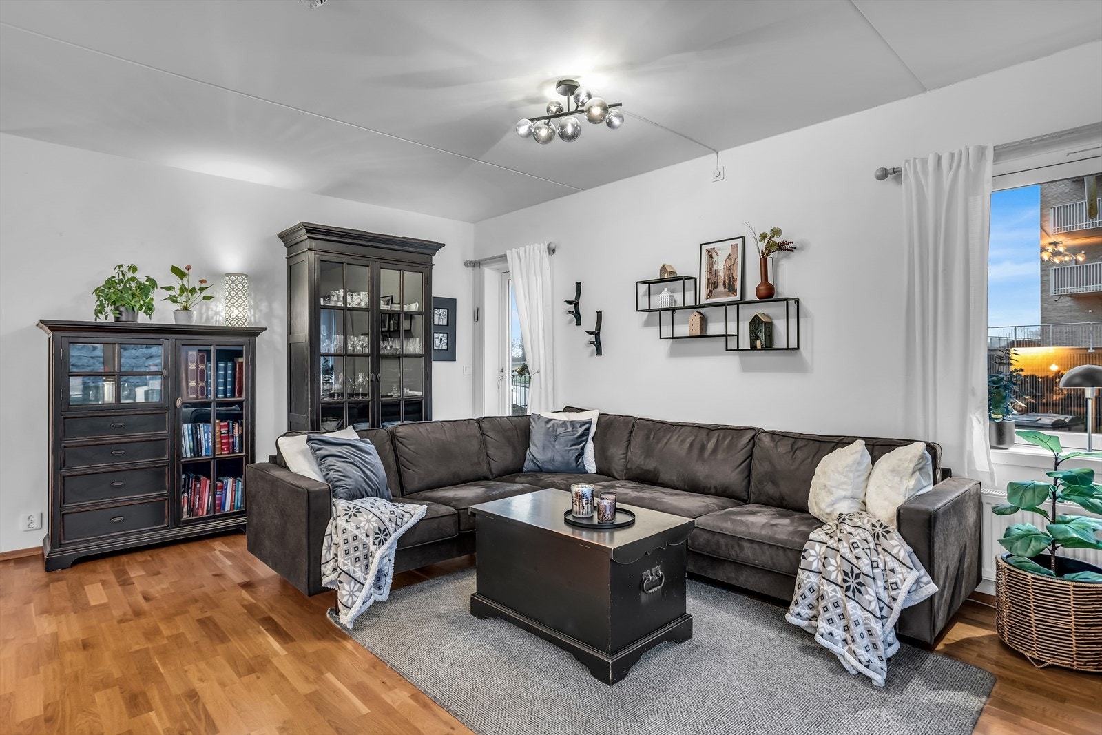 Stuedelen har god plass til en større sofagruppe og tilhørende møblement. Fra stuen er det også direkte utgang til 20 m2 sydvendt terrasse. Galleribilde