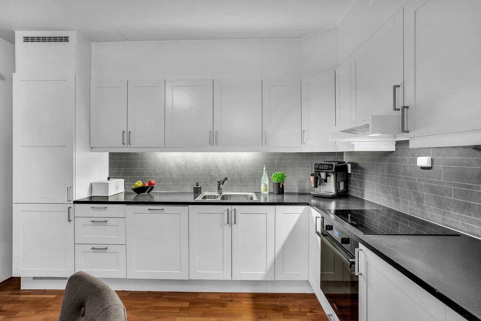 Godt med skap- og skuffeplass gir rikelig med oppbevaringsmuligheter. Galleribilde