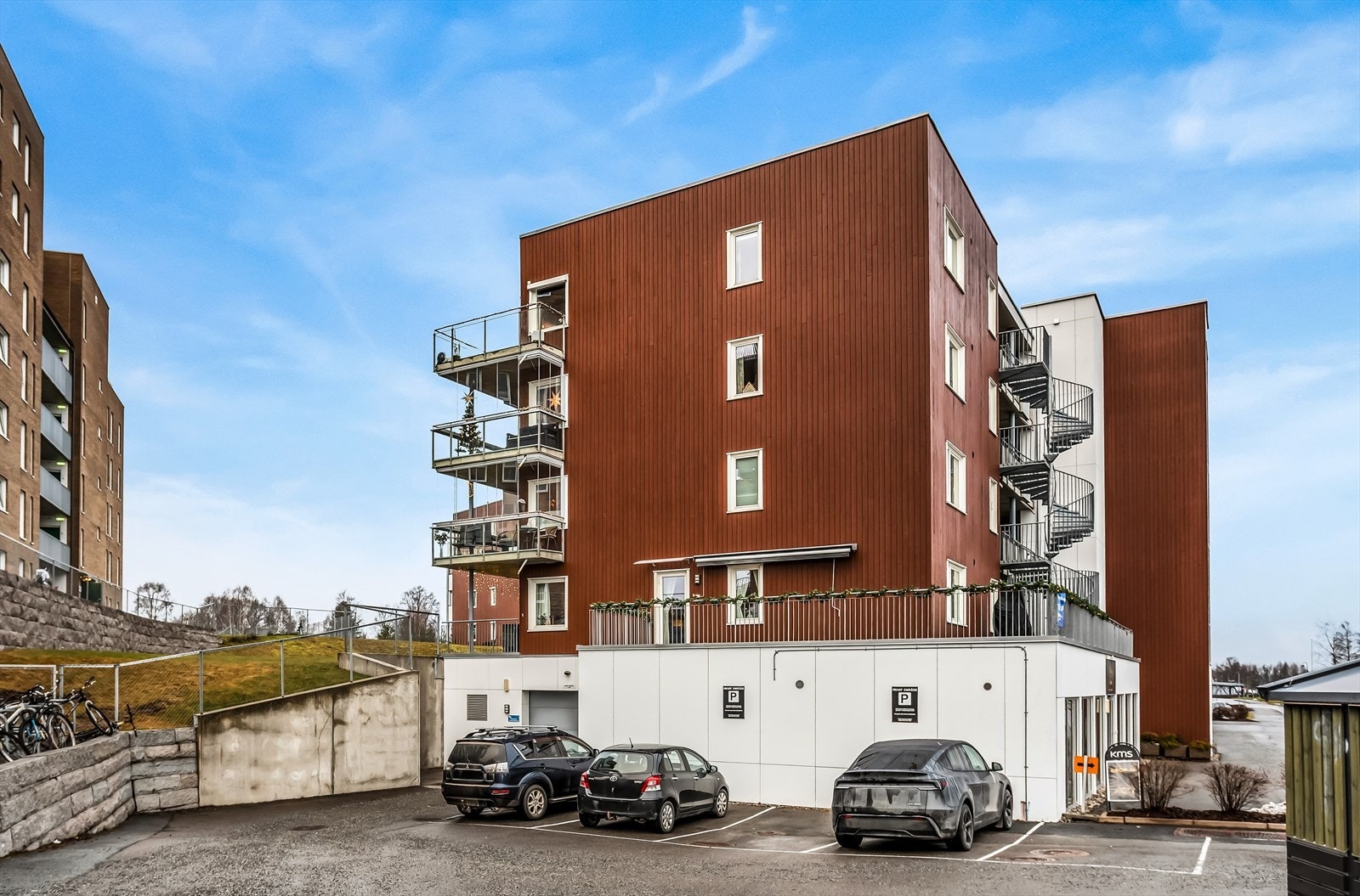 Eiendommen har enkel adkomst og parkering i umiddelbar nærhet. Galleribilde