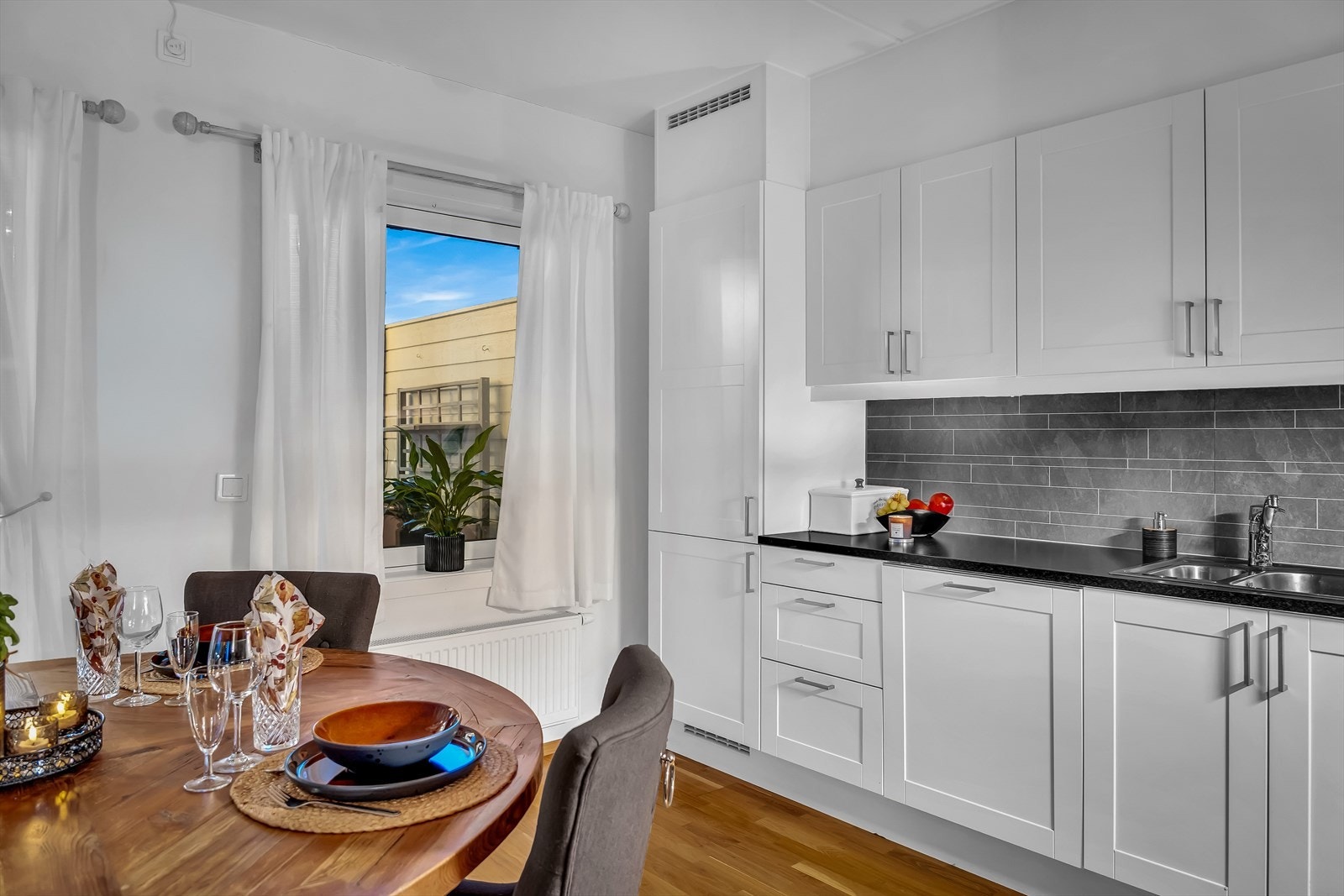 Vinduet ved kjøkkenet gir ekstra arbeidslys og utsyn. Galleribilde