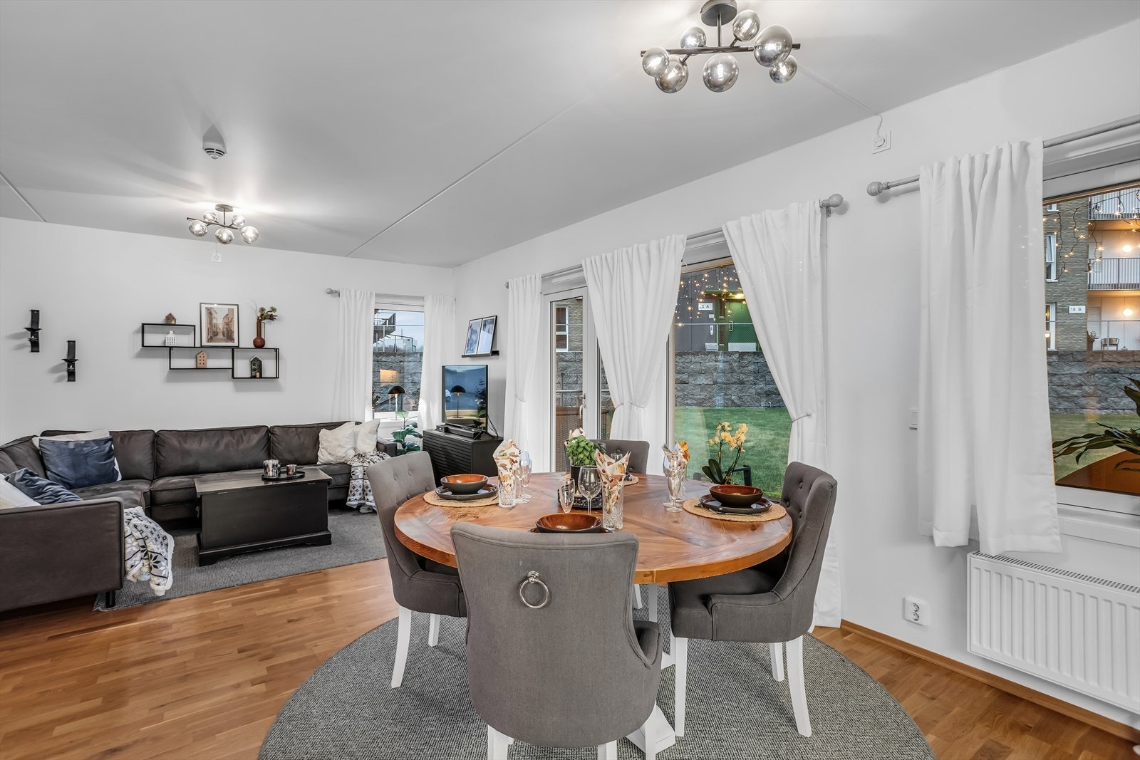 I overgangen mellom stue og kjøkken er det god plass til en spisegruppe. Galleribilde