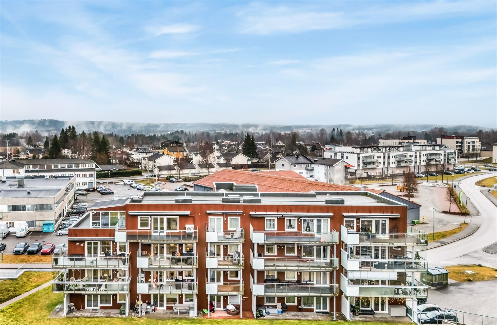 Boligfeltet er omgitt av grønne lunger og har kort vei til servicetilbud. Galleribilde
