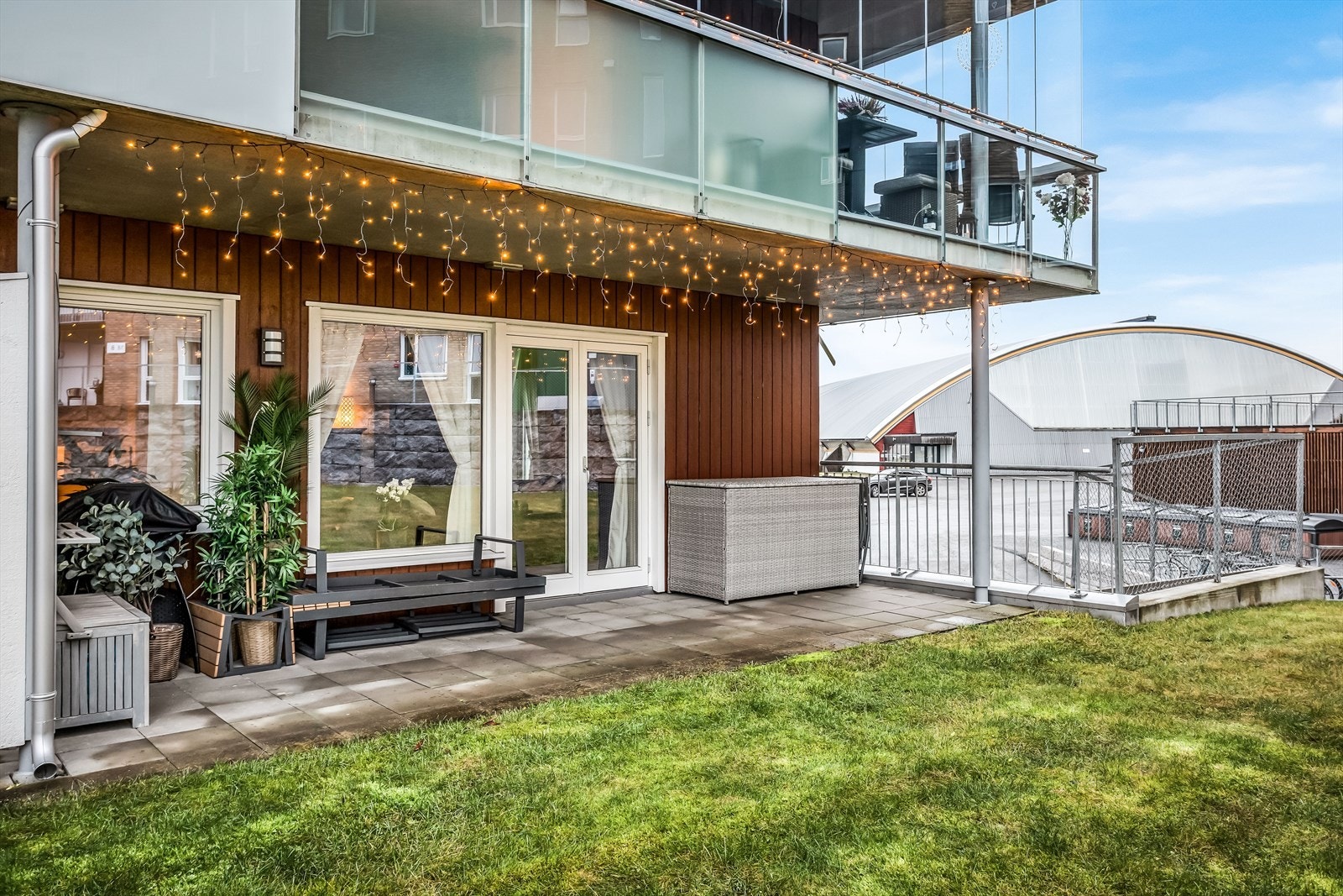 Uteplassen er hellelagt og har god plass til utemøbler. Galleribilde