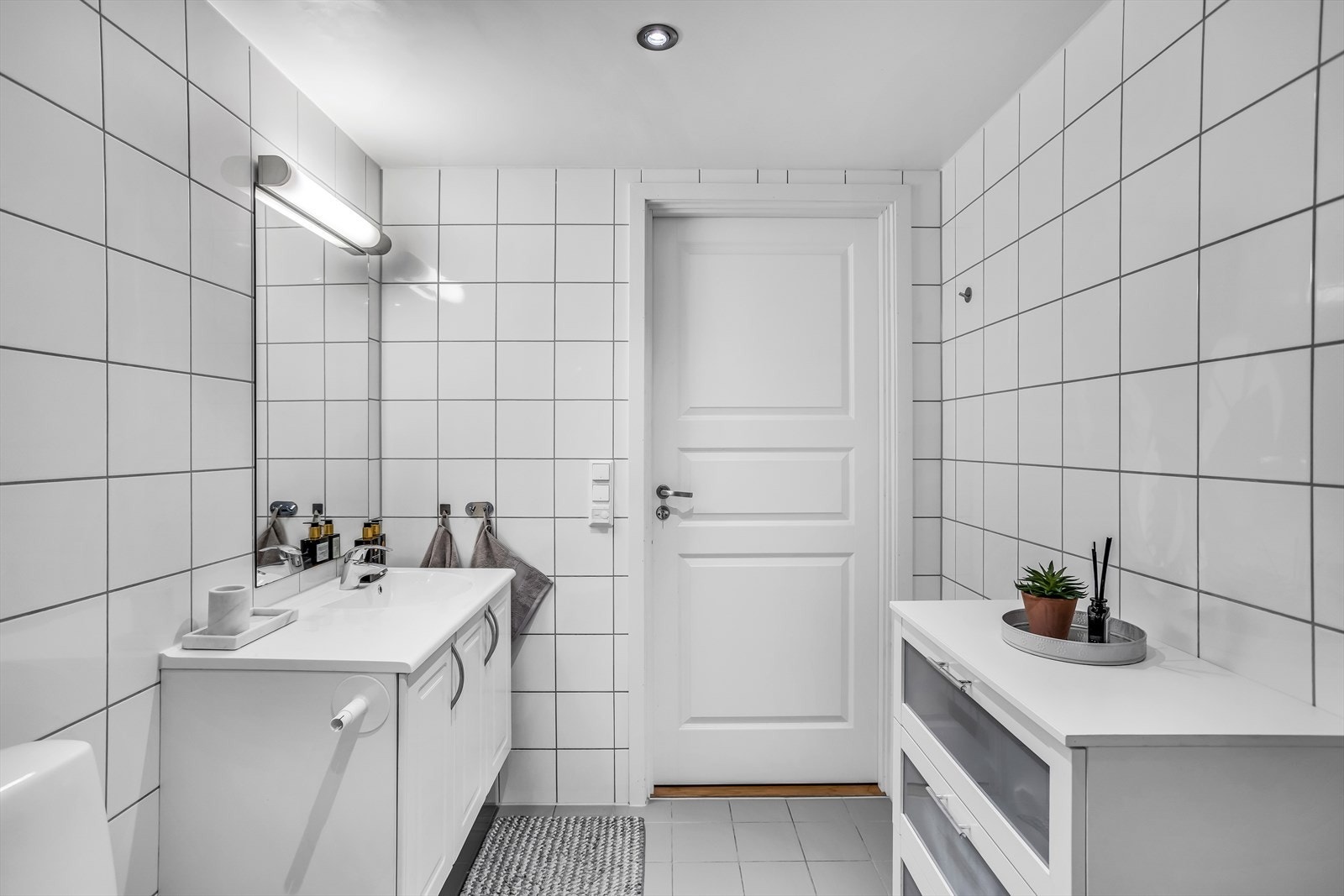 Baderomsinnredning med servant og god oppbevaringsplass i skap og skuffer. Galleribilde