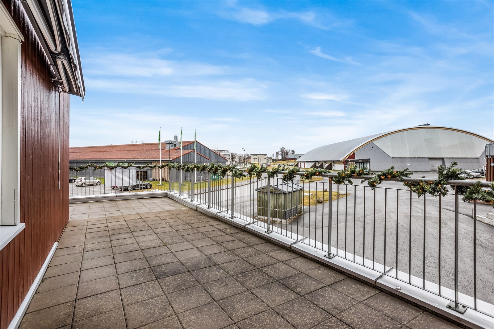 Her er det god plass til utemøblement og man kan nyte fine solrike dager. Galleribilde