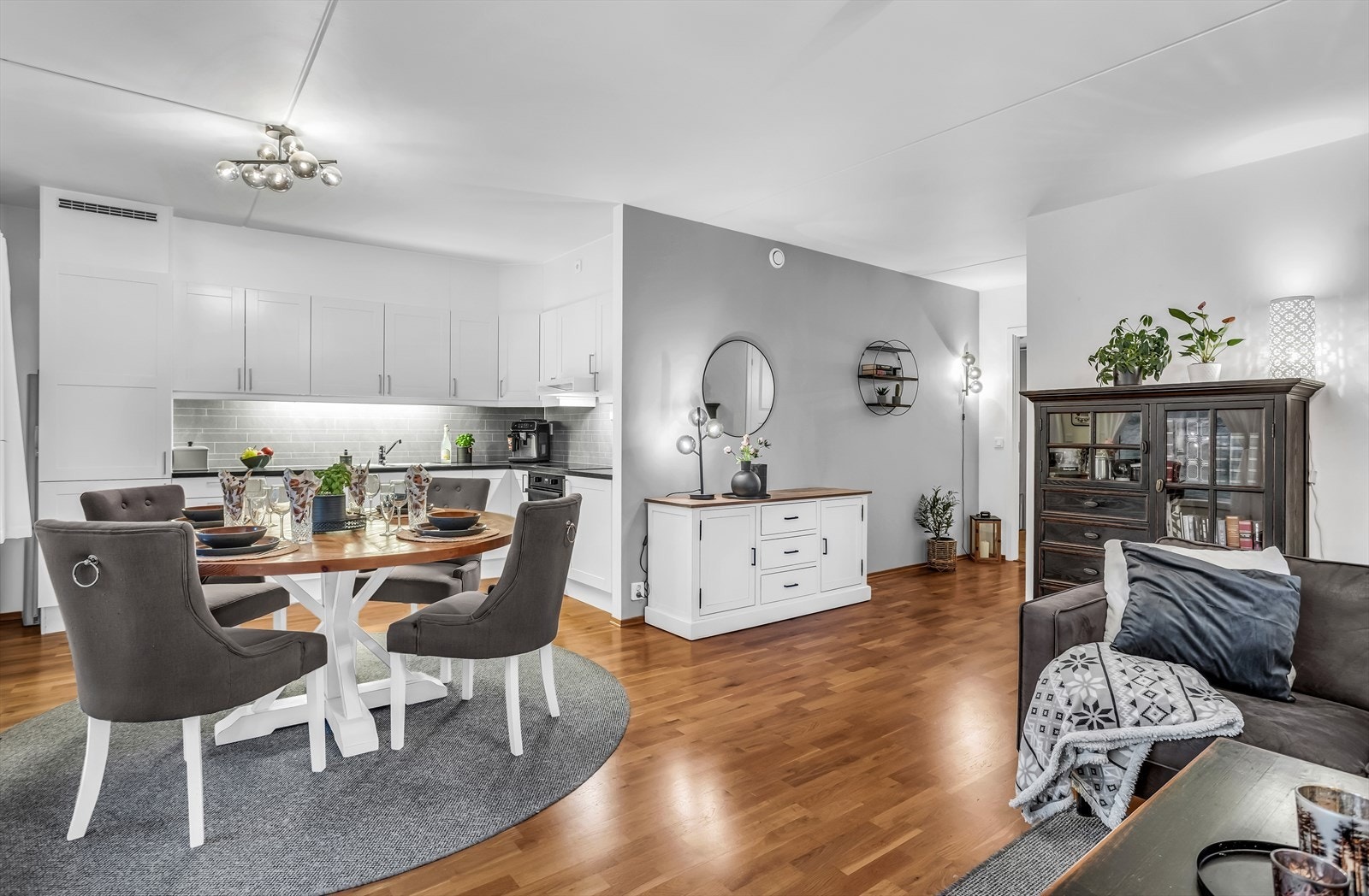 Det kombinerte stue- og kjøkkenområdet er boligens sentrale samlingspunkt. Galleribilde