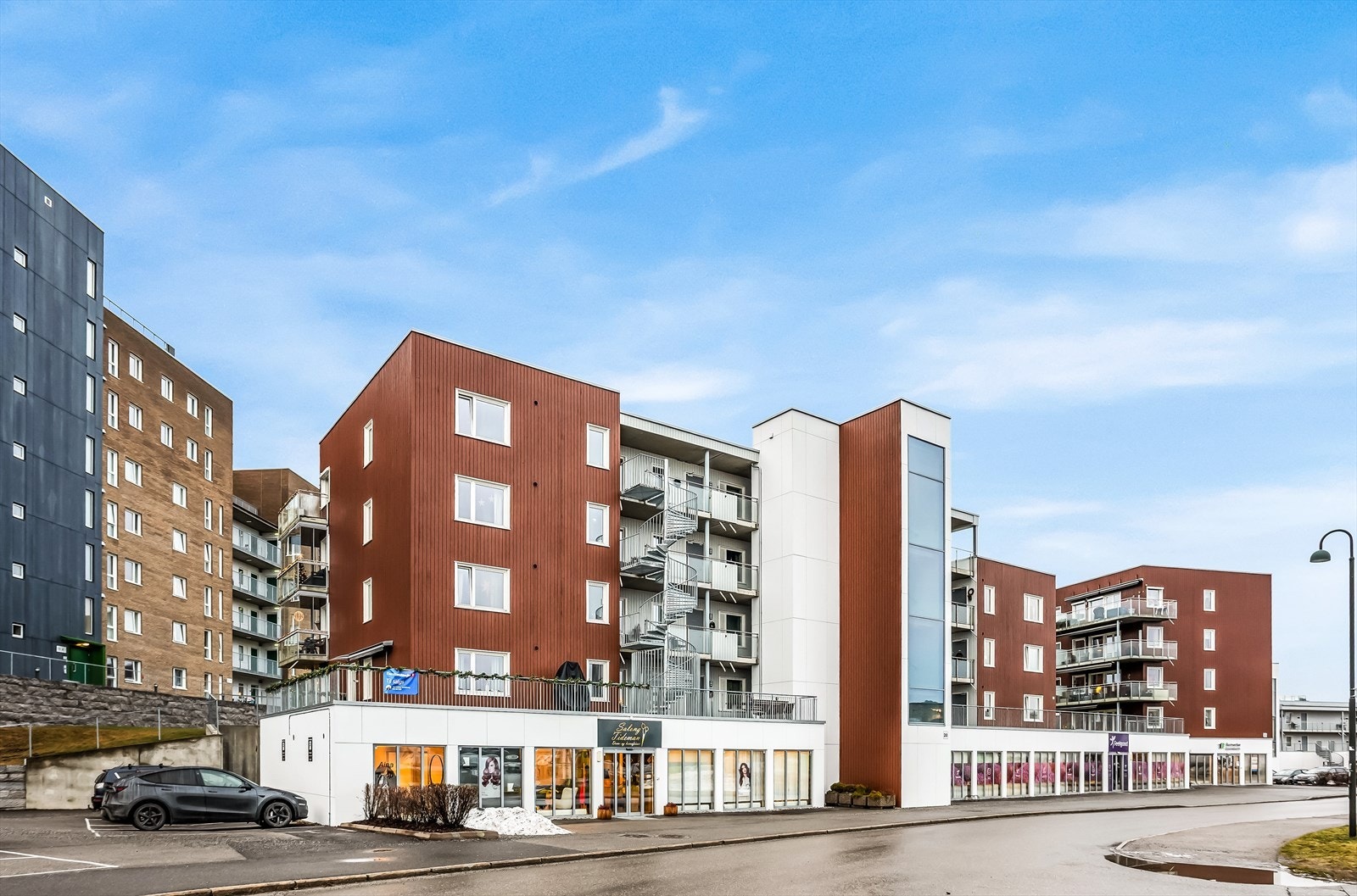 Næringslokaler i første etasje gir et levende og praktisk nærmiljø. Galleribilde