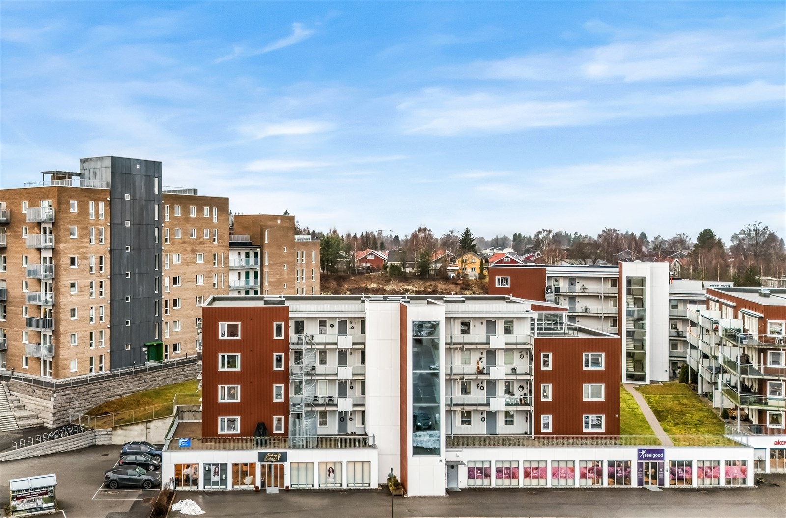 Området består av en blanding av nyere leilighetsbygg og eksisterende bebyggelse. Galleribilde