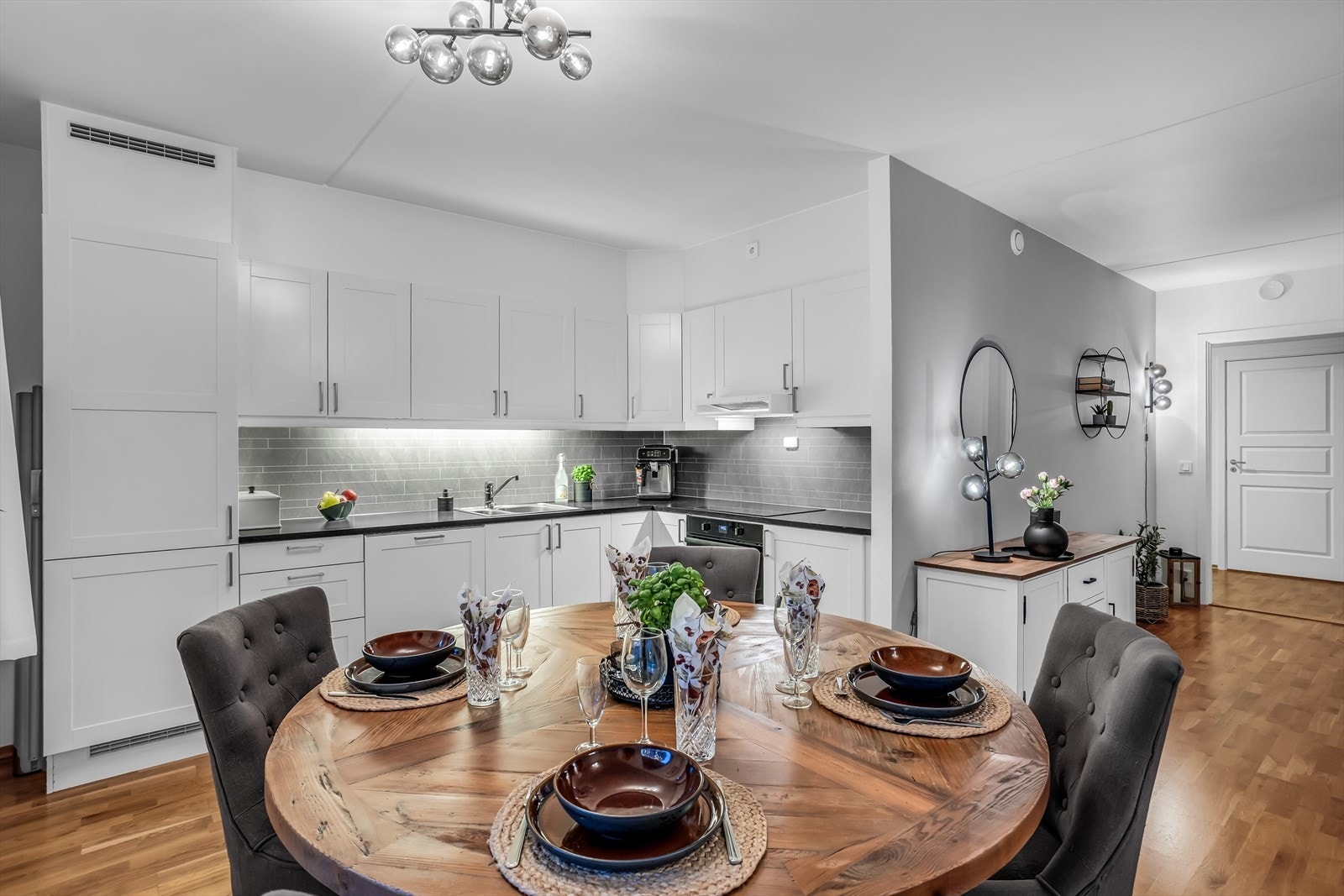 Leiligheten har en åpen stue- og kjøkkenløsning som gir en god romfølelse. Galleribilde