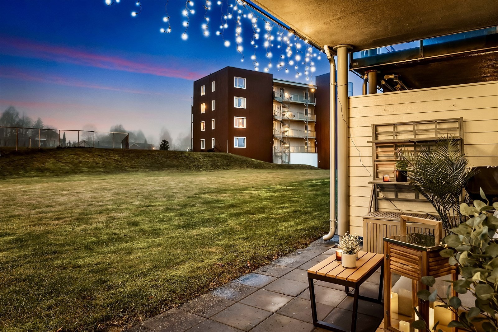 Her kan man nyte rolige kvelder med utsikt over grøntarealet. Galleribilde