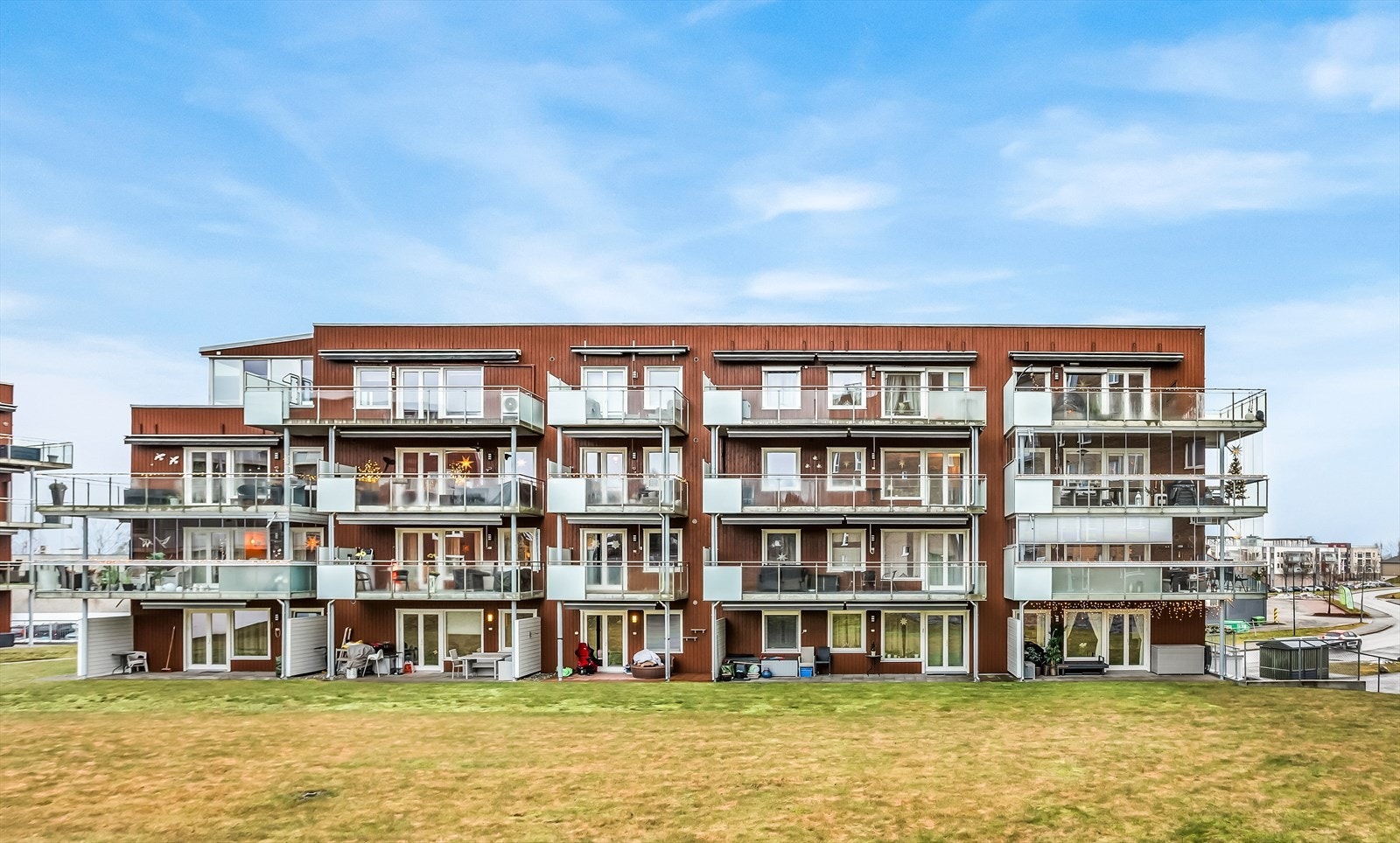 Store, felles grøntarealer omkranser bygget. Galleribilde