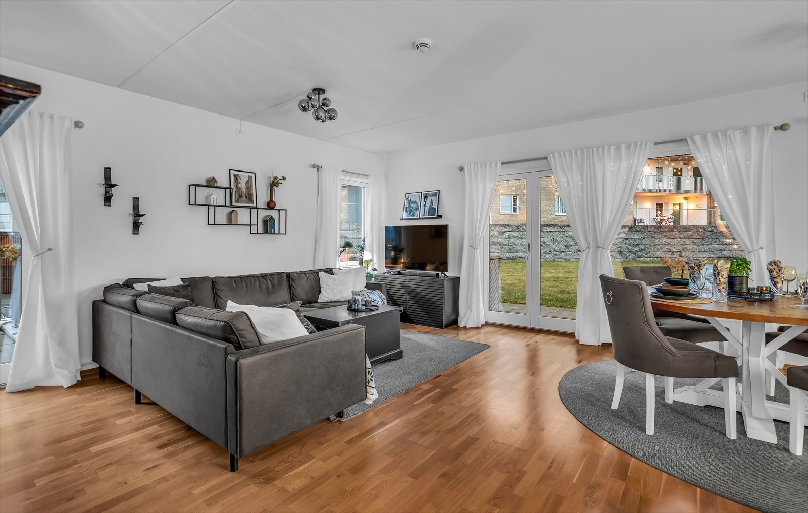 Fra stuen er det direkte utgang til en romslig, markterrasse og hage. Galleribilde